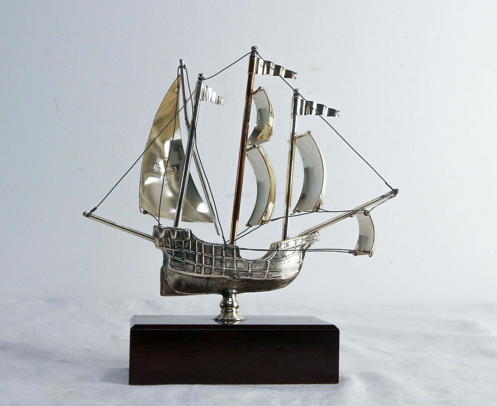 Maquette décorative française de bateau en argent sur socle, vers 1980 photo Décoration