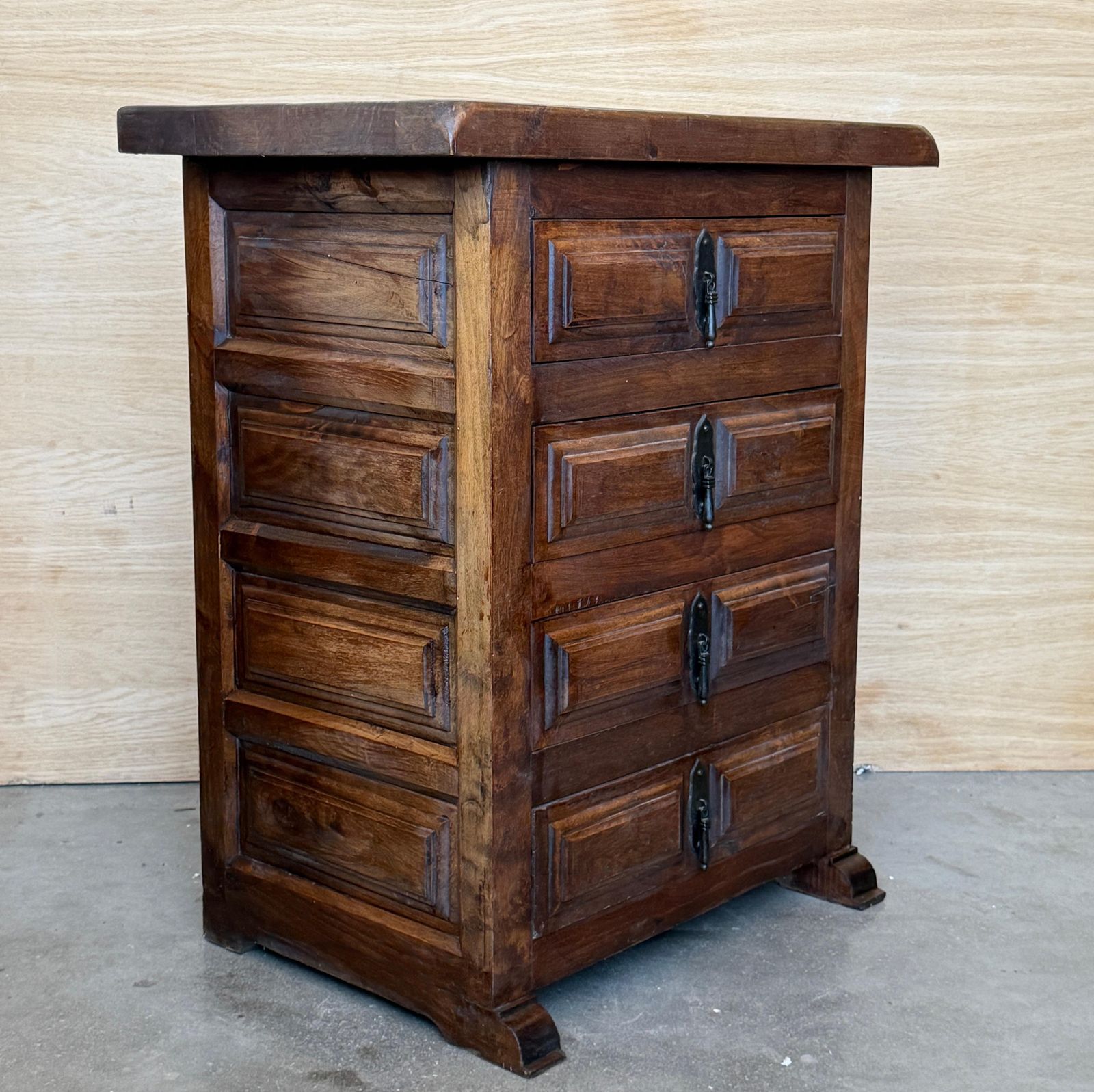 Commode espagnole d'époque en noyer à quatre tiroirs et ferrures en fer photo for sale