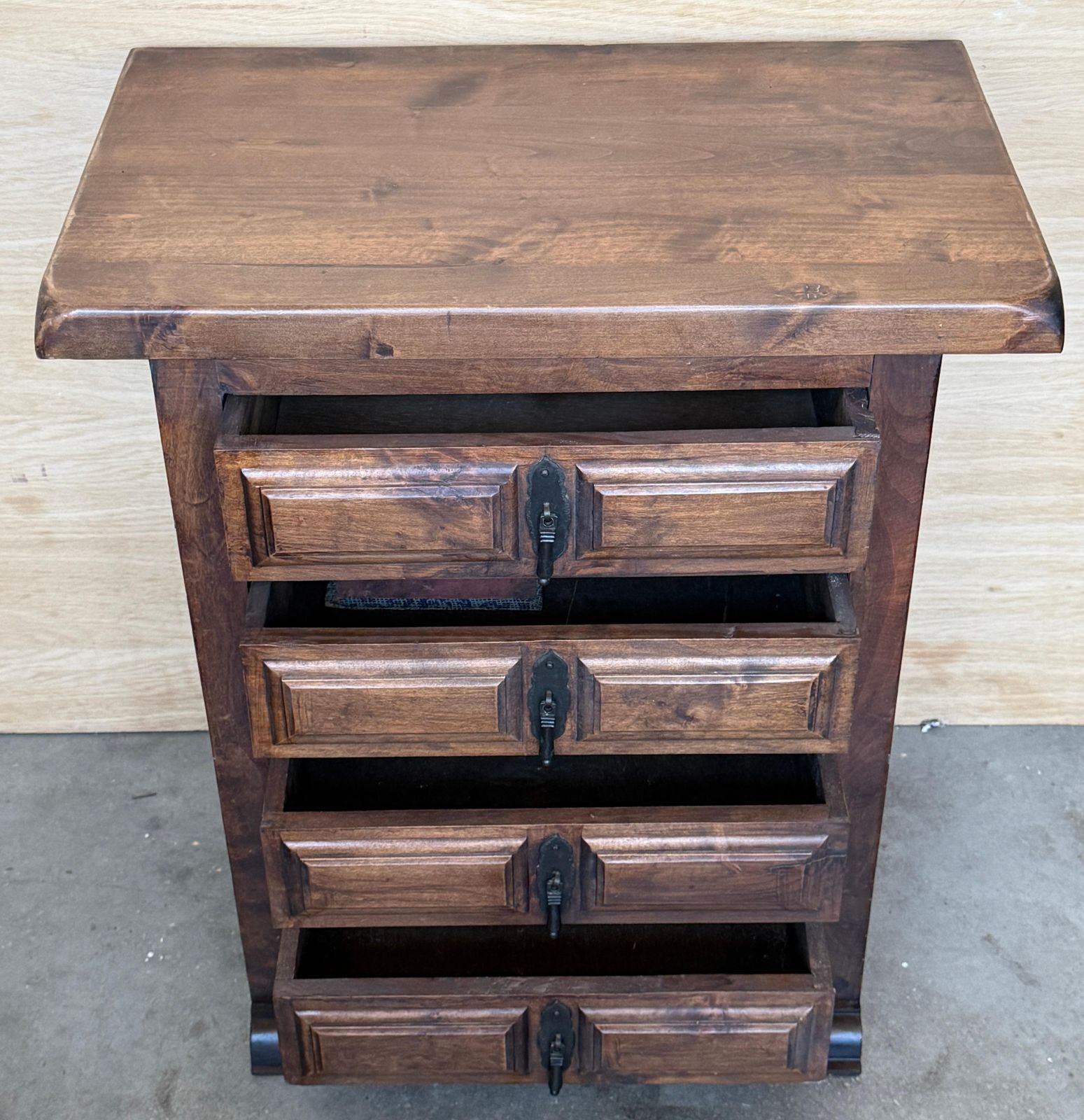 Commode espagnole d'époque en noyer à quatre tiroirs et ferrures en fer photo Mobilier