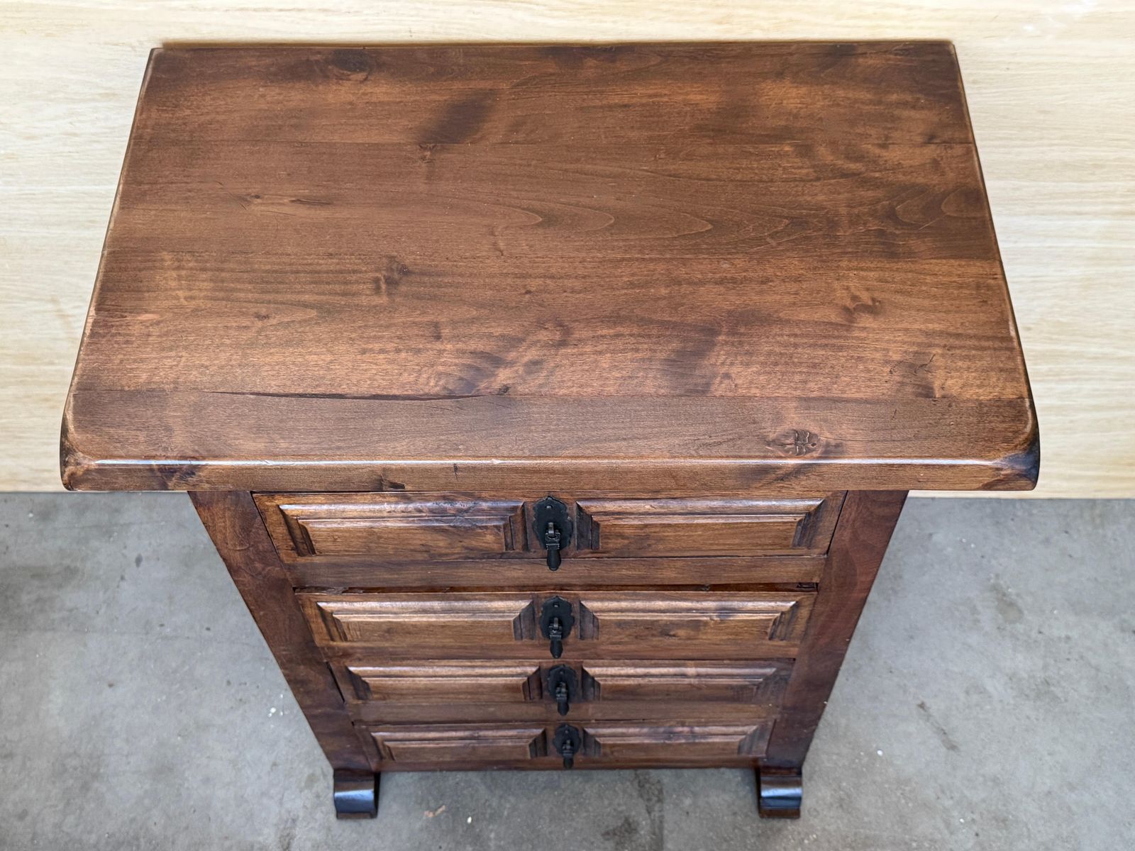 Commode espagnole d'époque en noyer à quatre tiroirs et ferrures en fer photo 1785.0