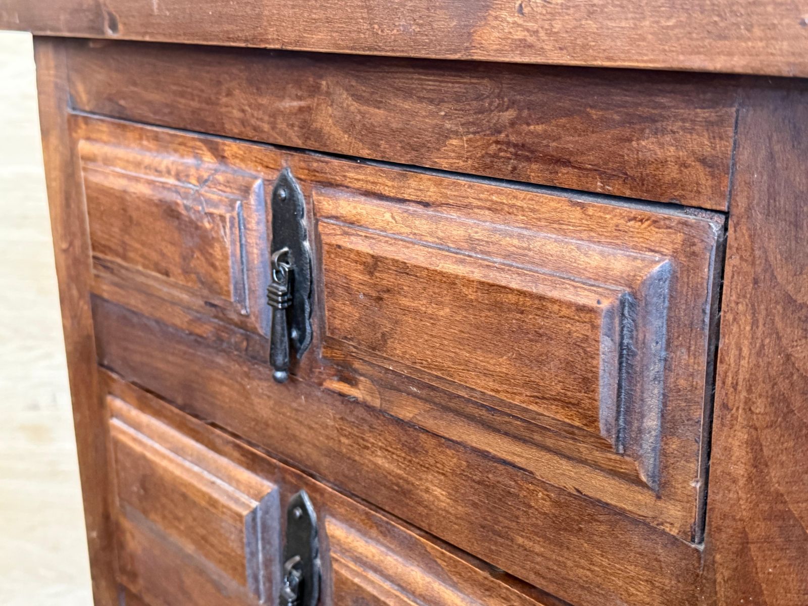 Commode espagnole d'époque en noyer à quatre tiroirs et ferrures en fer photo vinterior