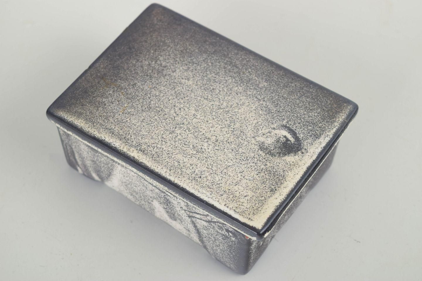 Svend Hammershøi, Kähler. Dekselbox in steengoed. Grijs en zwart dubbelglazuur. photo furniture