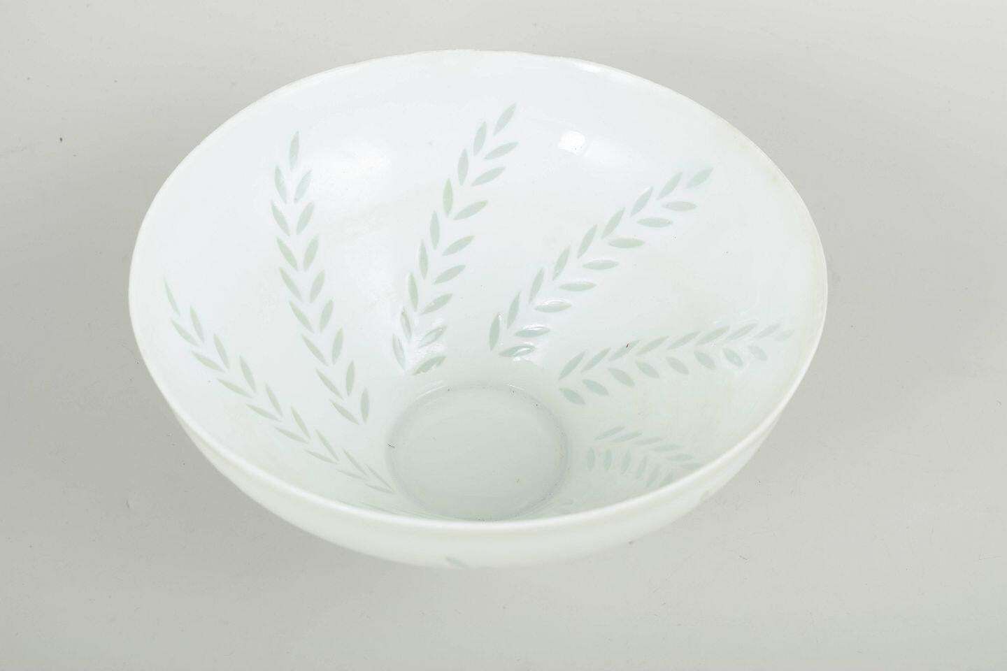 Friedl Holzer Kjellberg, Arabia. Grand bol en porcelaine blanche à motif de feuilles. photo furniture
