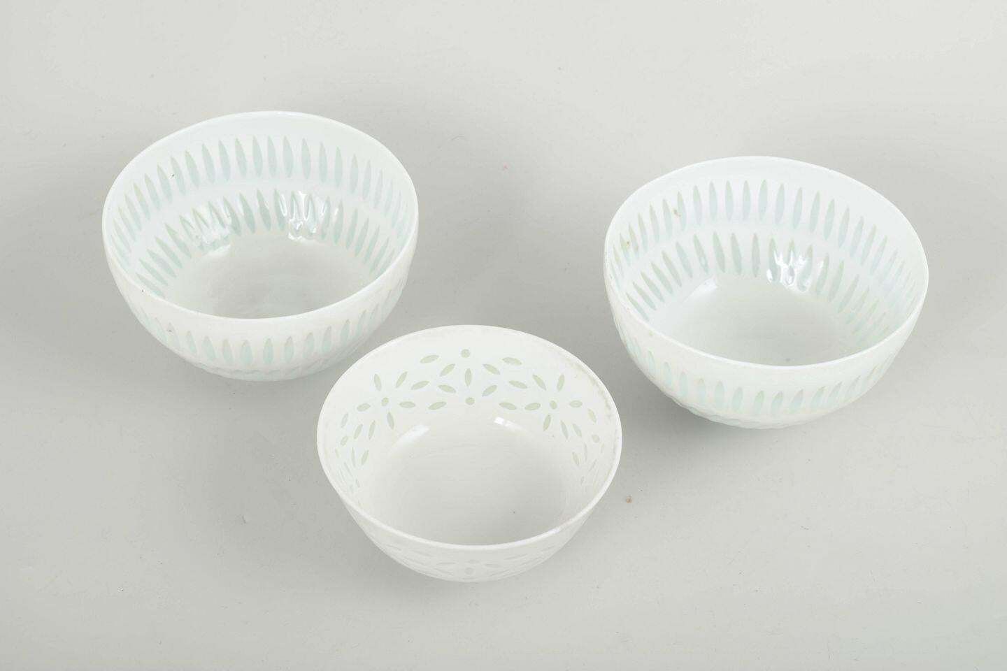 Friedl Holzer Kjellberg voor Arabia. Drie kleine schalen in wit porselein. photo furniture