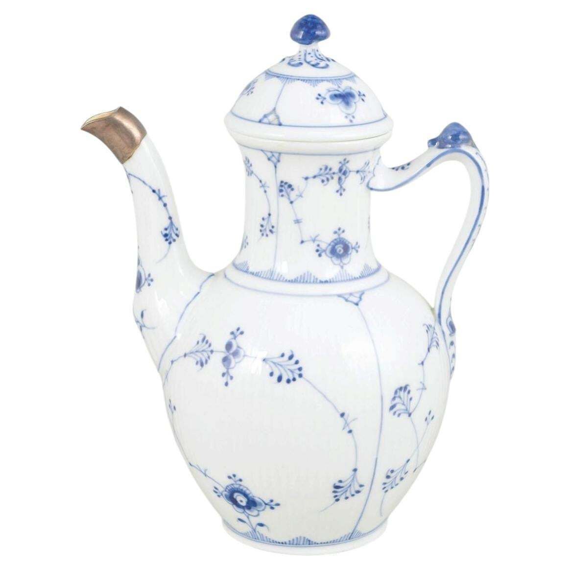Royal Copenhagen. Blue Fluted Plain koffiepot met zilveren montuur. Ca. jaren 1920.
