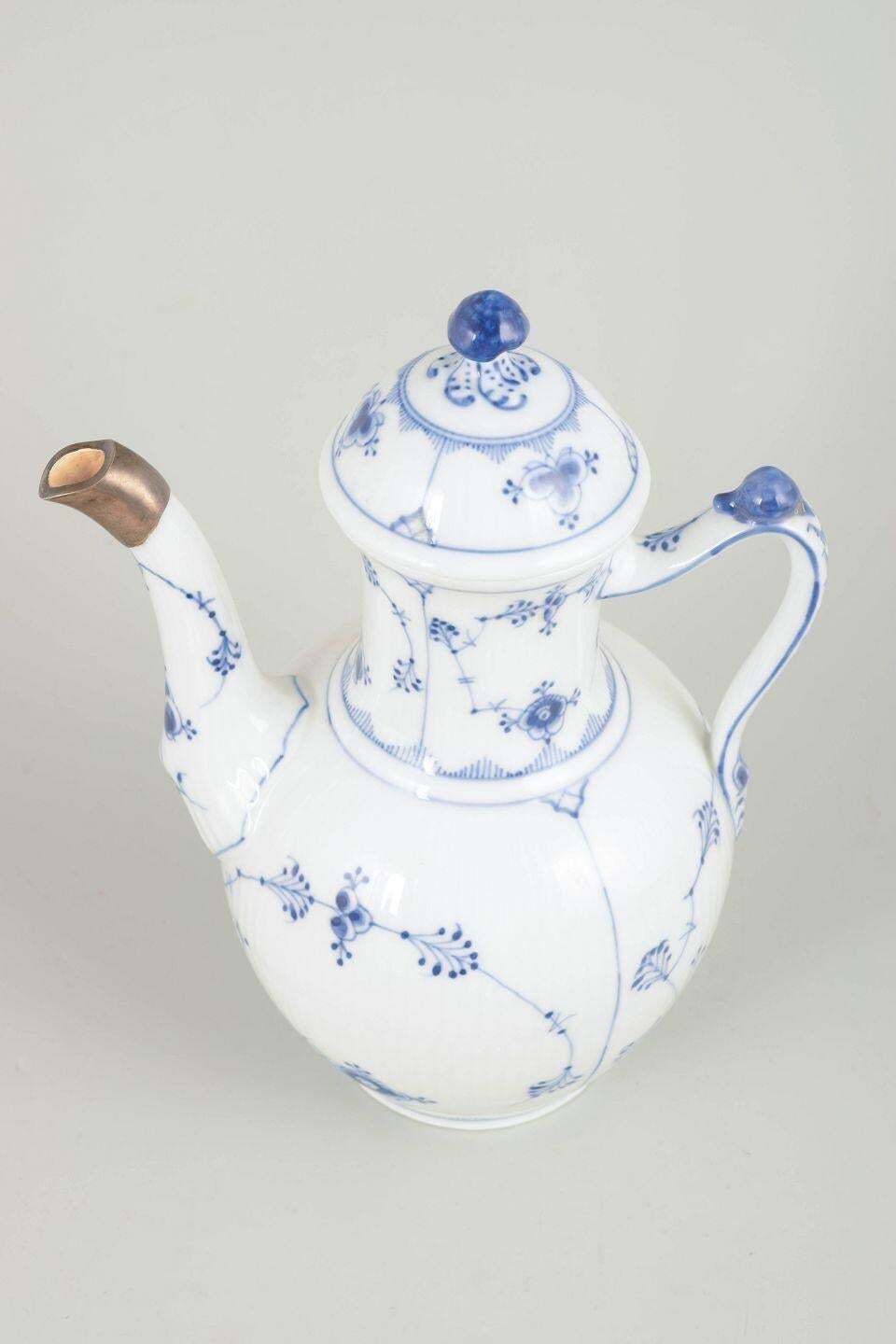 Royal Copenhagen. Blue Fluted Plain, cafetière avec monture en argent. Vers 1920. photo furniture