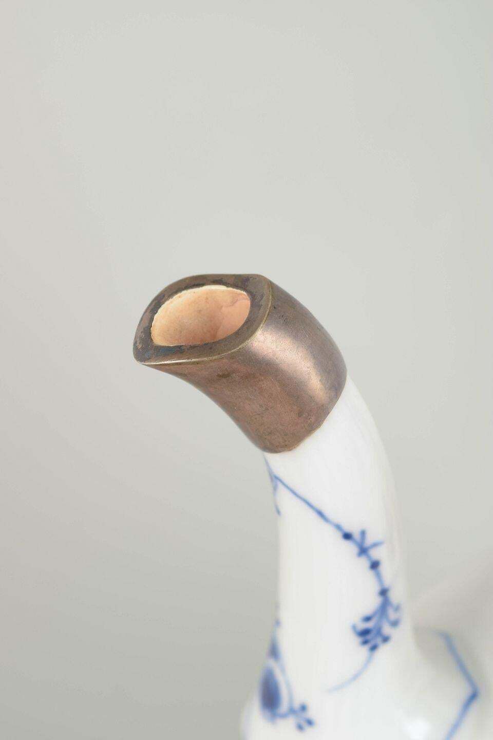 Royal Copenhagen. Blue Fluted Plain, cafetière avec monture en argent. Vers 1920. photo Décoration