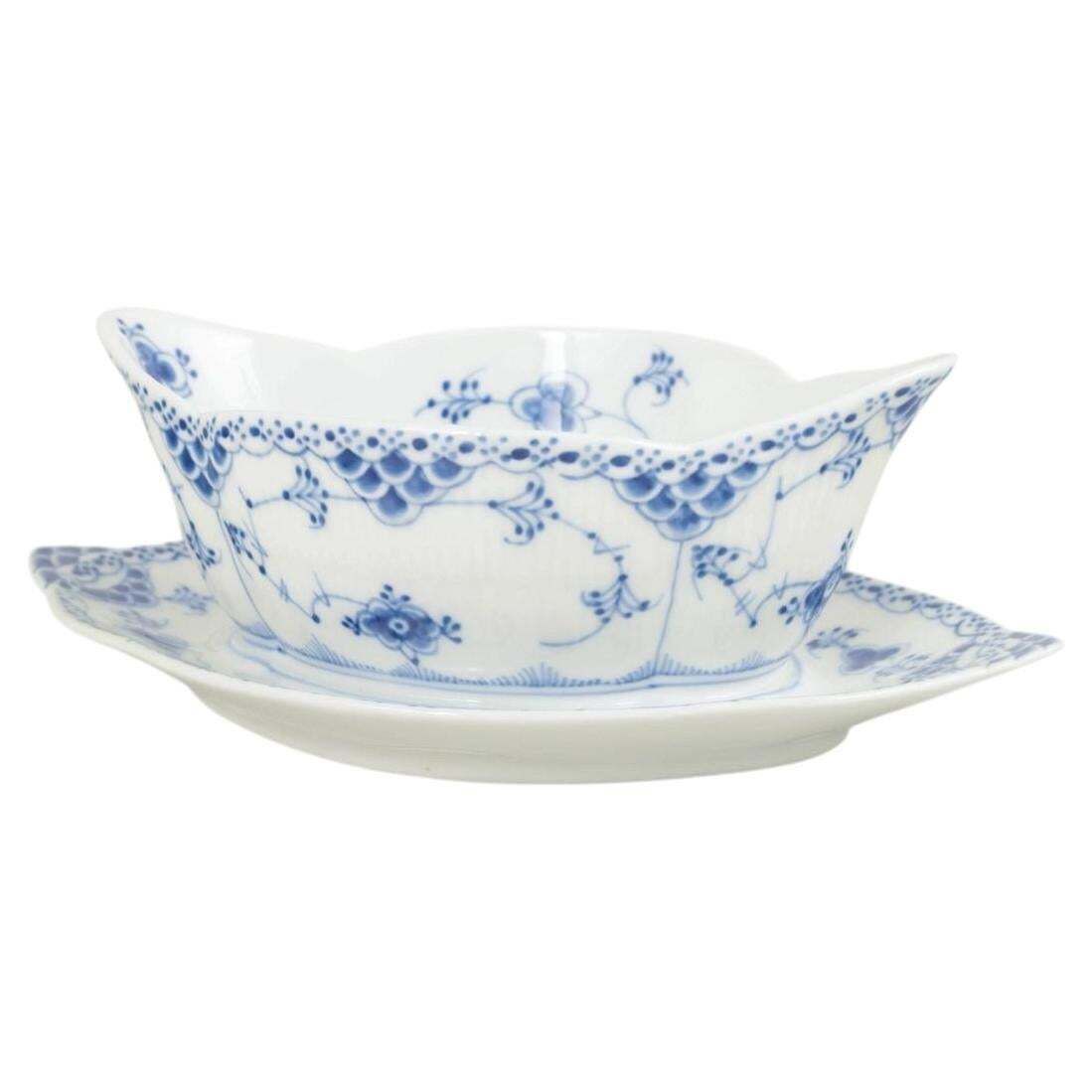 Royal Copenhagen. Blue Fluted Half Lace sauskom in porselein.