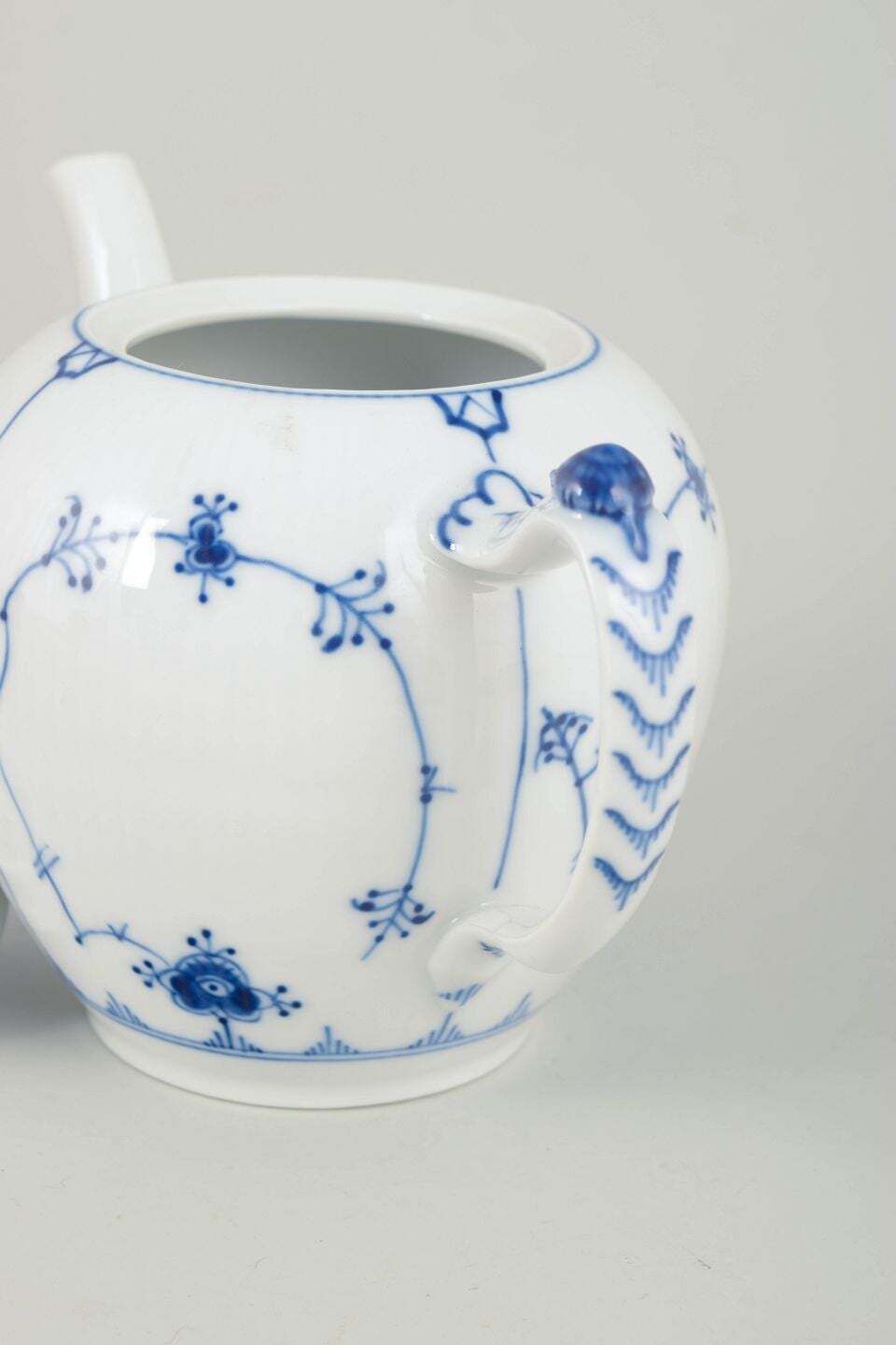 Royal Copenhagen. Blue Fluted Plain theepot in porselein, eind 20e eeuw. photo Woonaccessoires