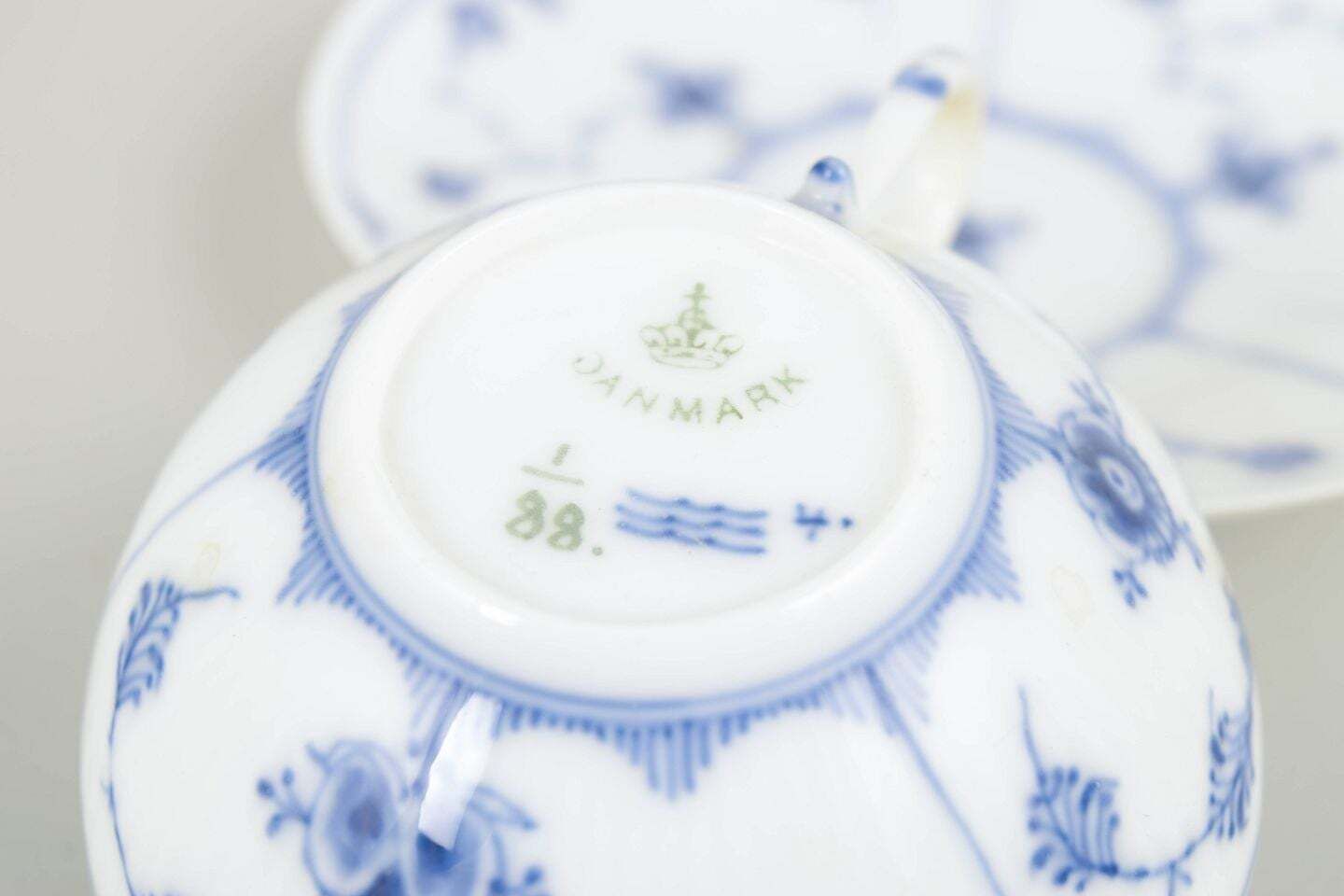 Royal Copenhagen. Tasse à moka d'époque Blue Fluted Plain avec soucoupe, années 1890. photo for sale