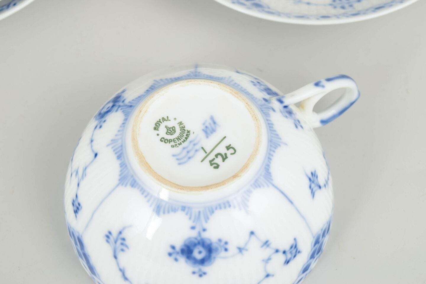 Royal Copenhagen. Service de 4 tasses à thé avec soucoupes. Motif Blue Fluted Half Lace. photo Décoration