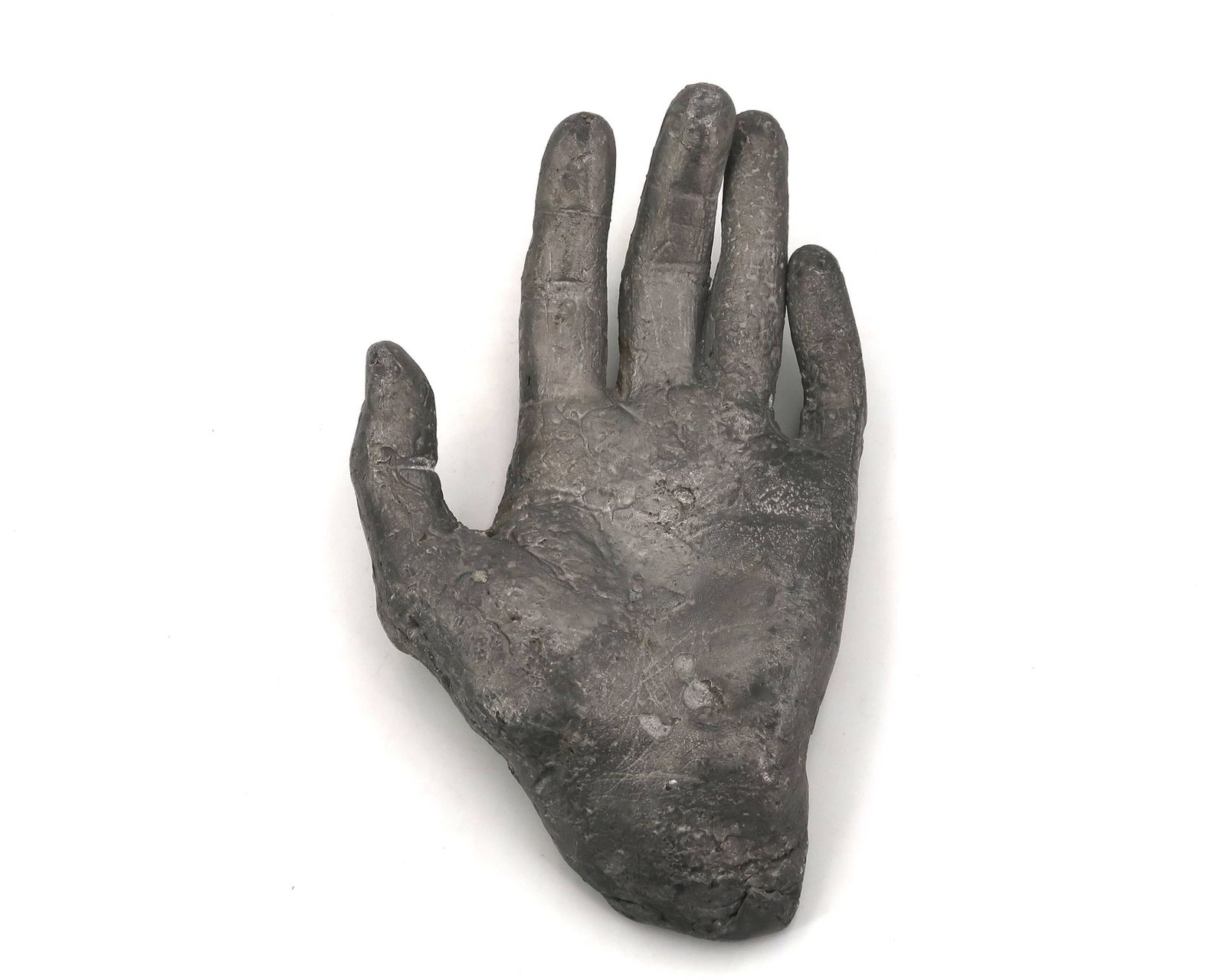 Gietijzeren opvangschaal in zilverkleur, vormgegeven als een hand, jaren 1970, sculptuur.