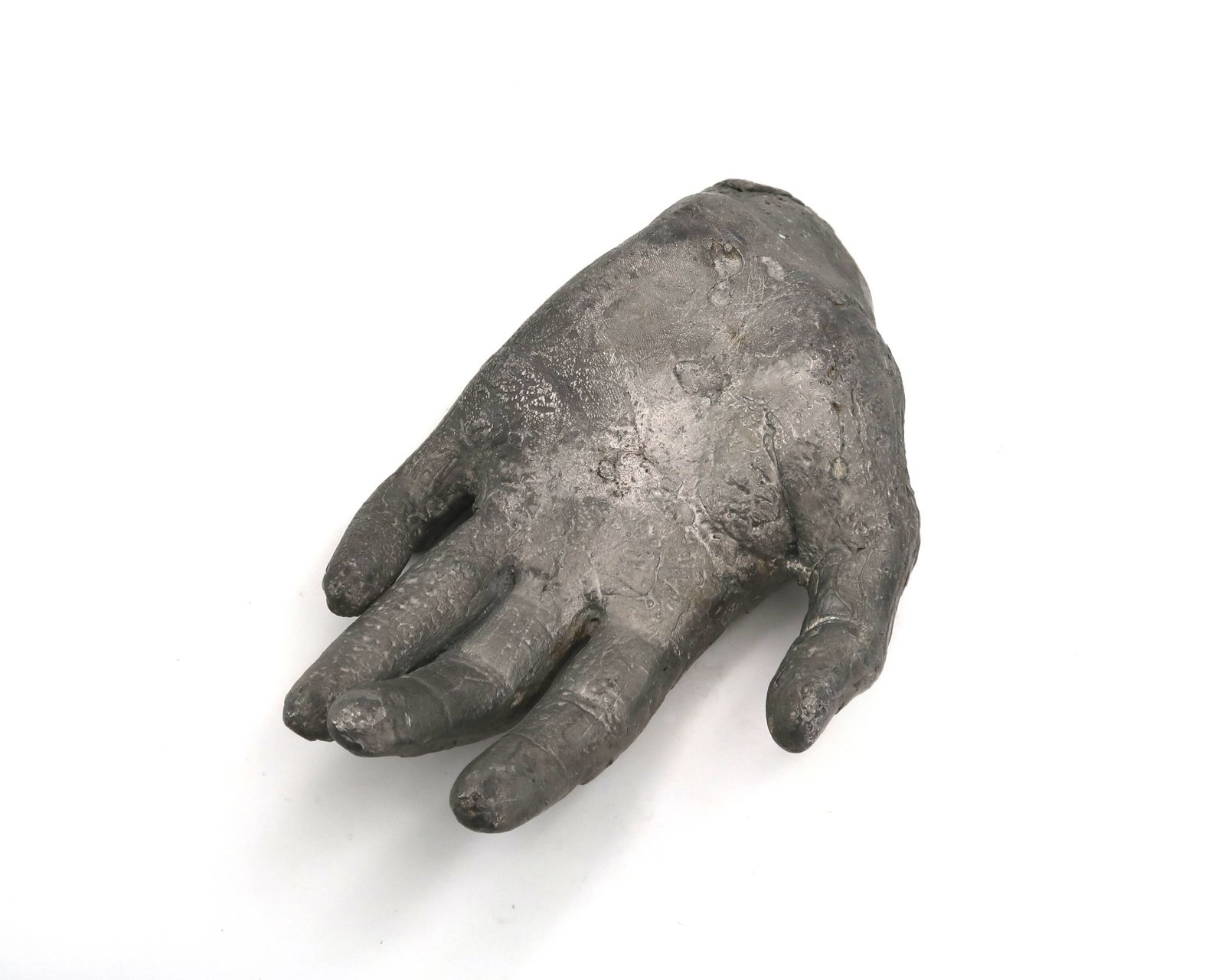 Gietijzeren opvangschaal in zilverkleur, vormgegeven als een hand, jaren 1970, sculptuur. photo Kunst