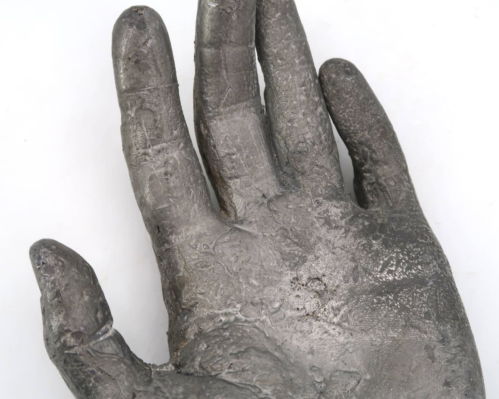 Gietijzeren opvangschaal in zilverkleur, vormgegeven als een hand, jaren 1970, sculptuur. photo buy