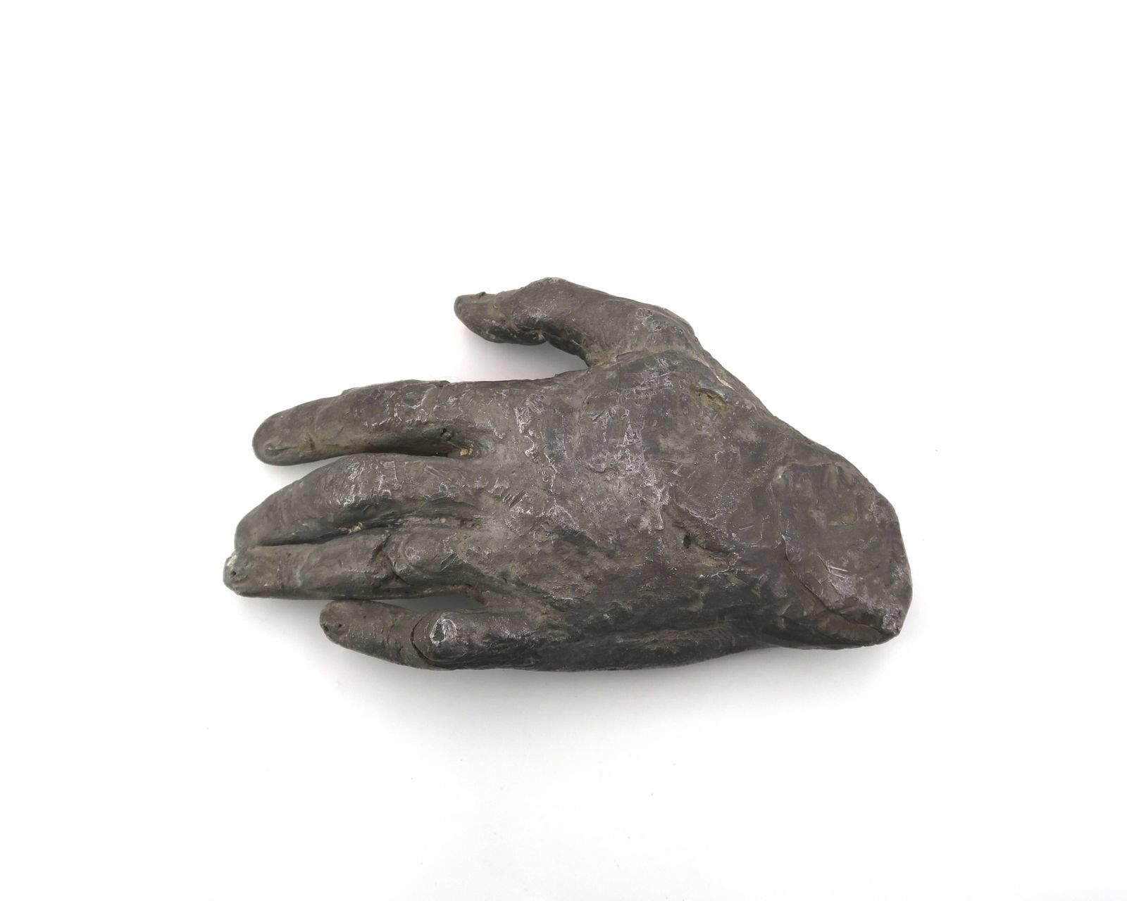 Kunst Gietijzeren opvangschaal in zilverkleur, vormgegeven als een hand, jaren 1970, sculptuur. photo