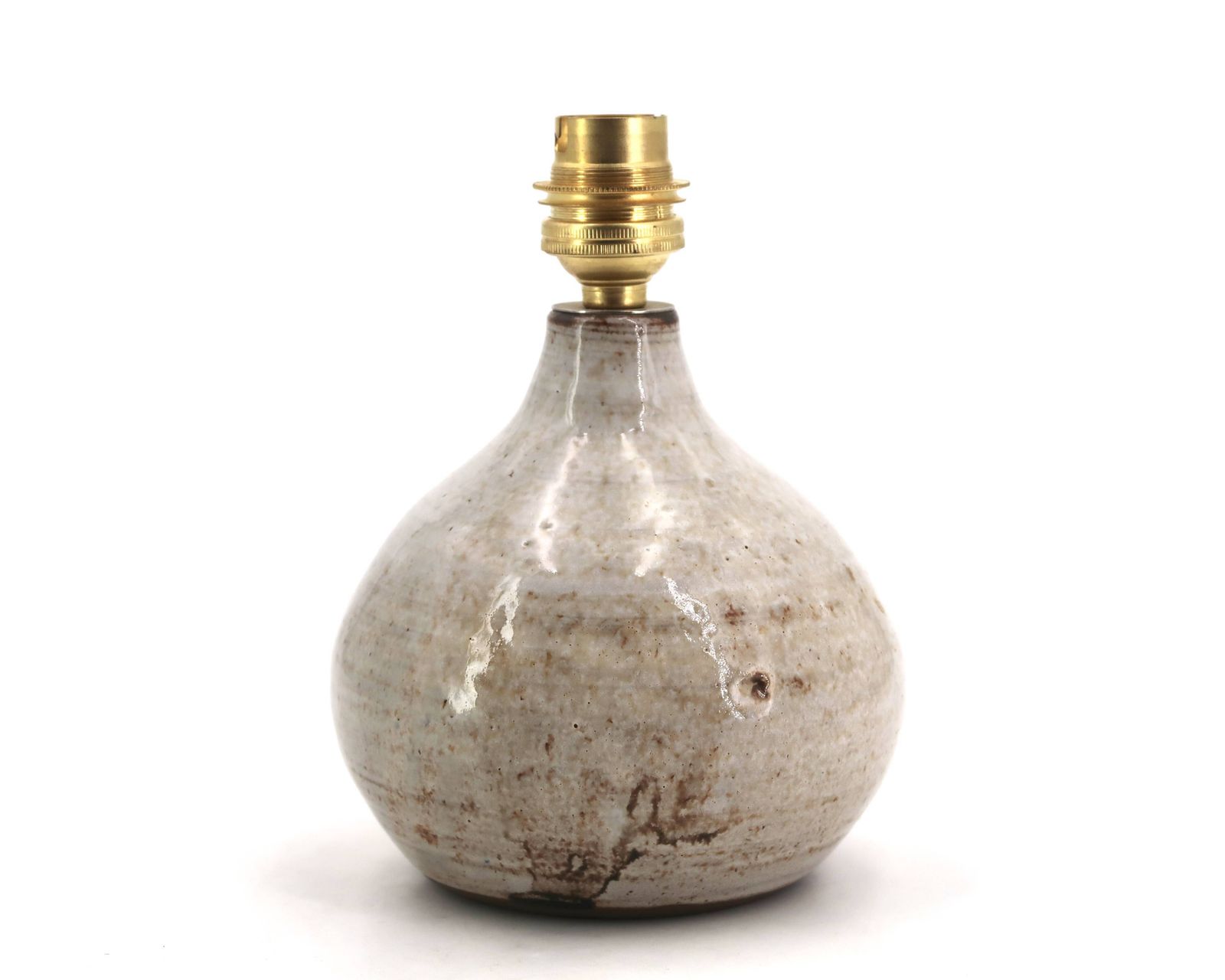 Grijsbeige stoneware pottenbakkerslamp, gesigneerd, handgemaakt aardewerk ca. jaren 1970.