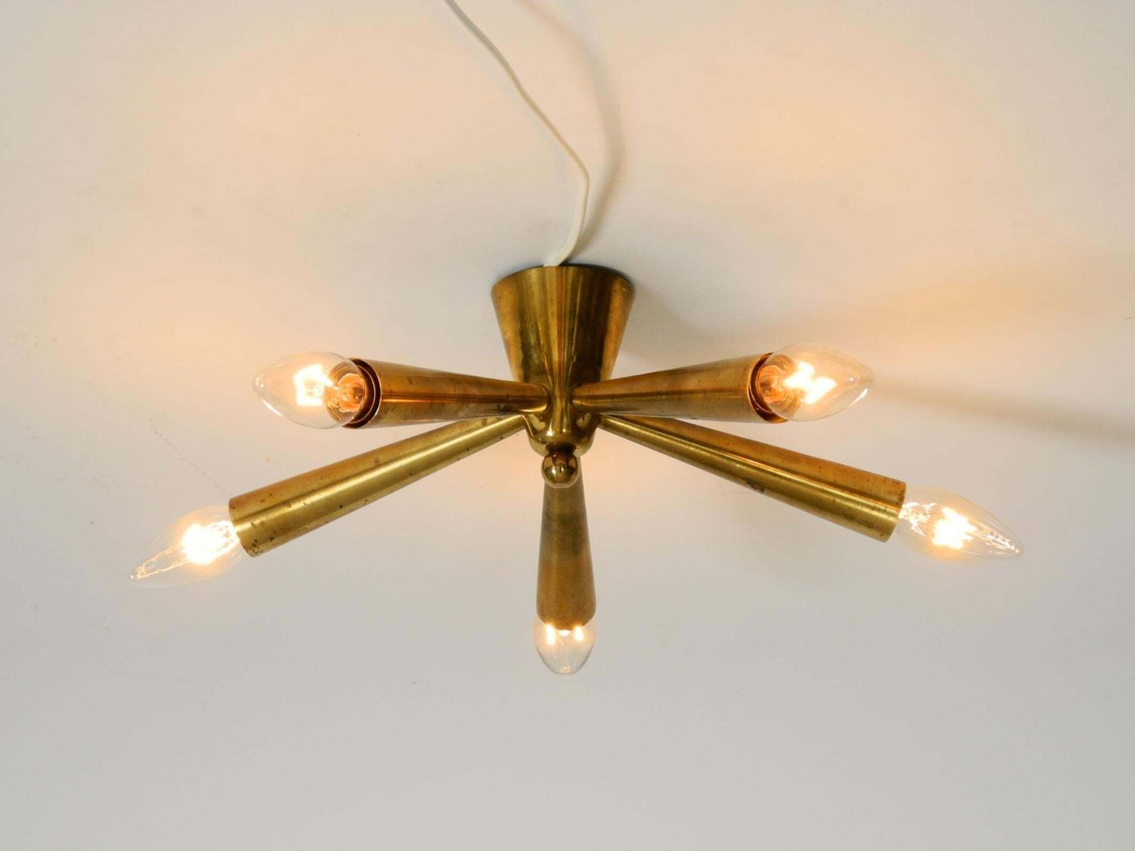 Kleine mid-century modern messing Sputnik plafondlamp met vijf armen photo vinterior