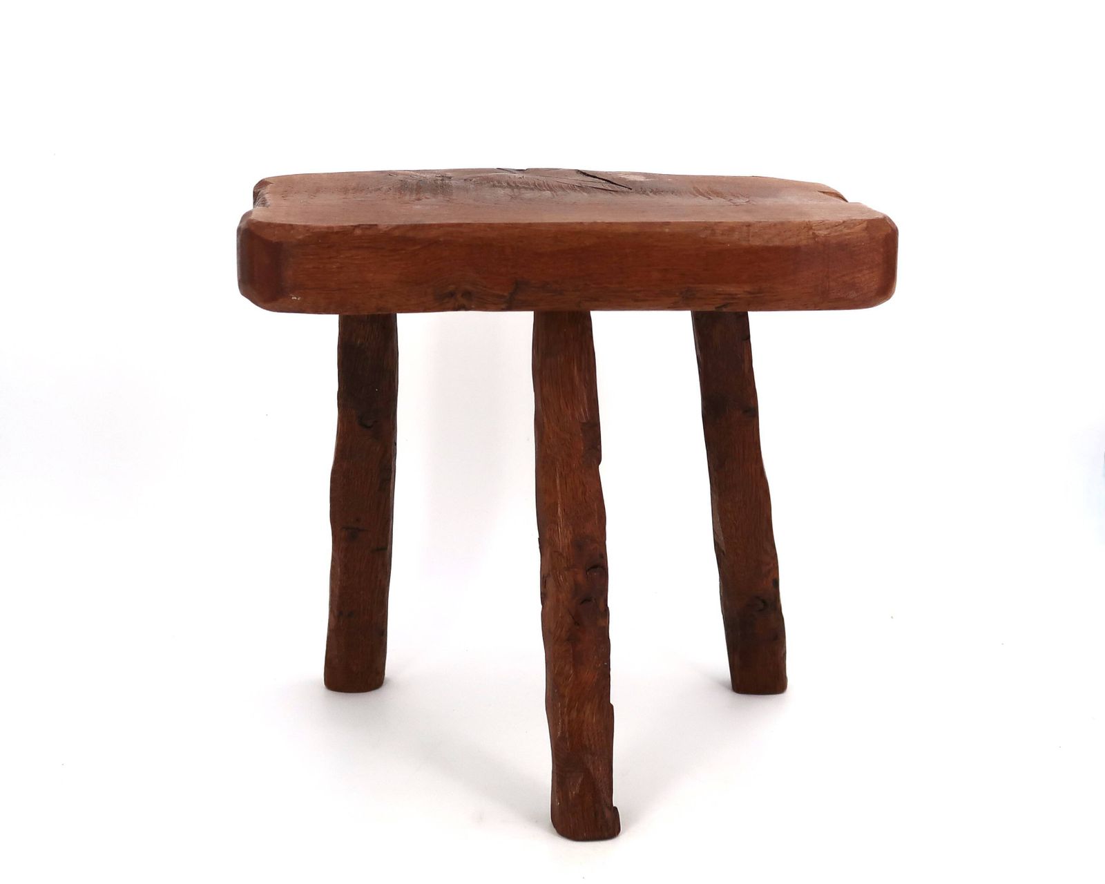 Brutalistisch driepootkrukje in hout, ca. jaren 1950, bergse volkskunst. photo furniture