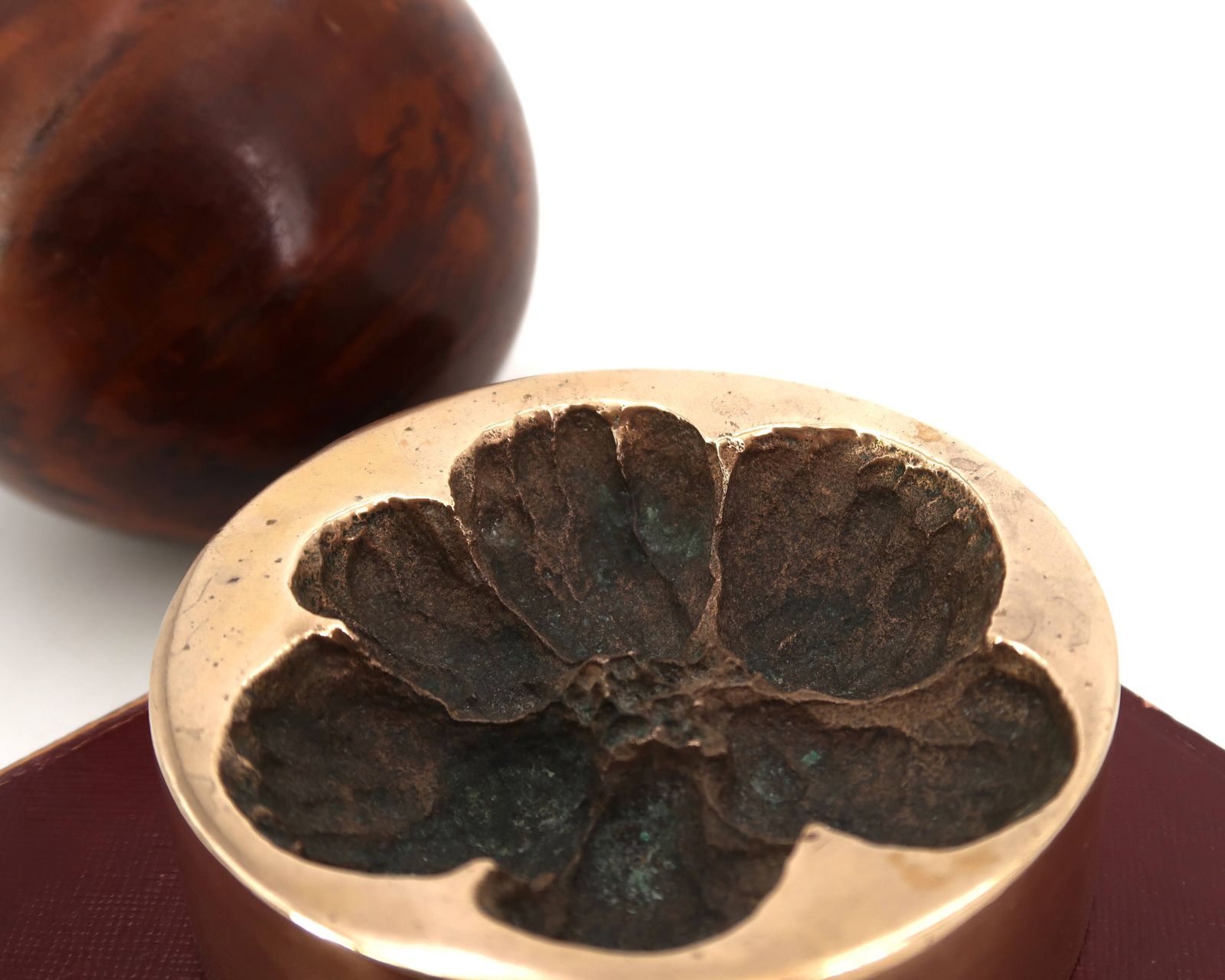 Cendrier en bronze par Monique Gerber, empreinte florale, années 1970 photo buy