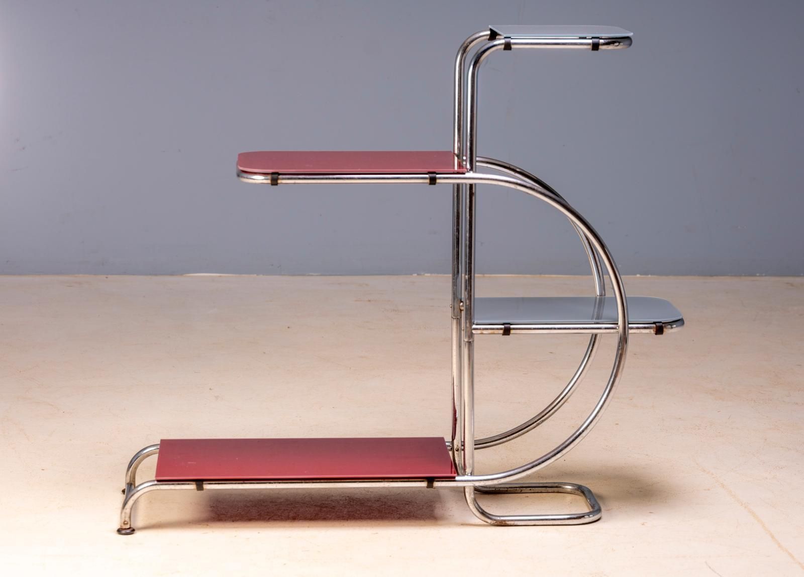 Bauhaus plantentafel van buisstaal door Emile Guyot, gekleurde glazen planken, midden 20e eeuw, Tsjecho-Slowakije, 90 × 30 × 105 cm photo Woonaccessoires