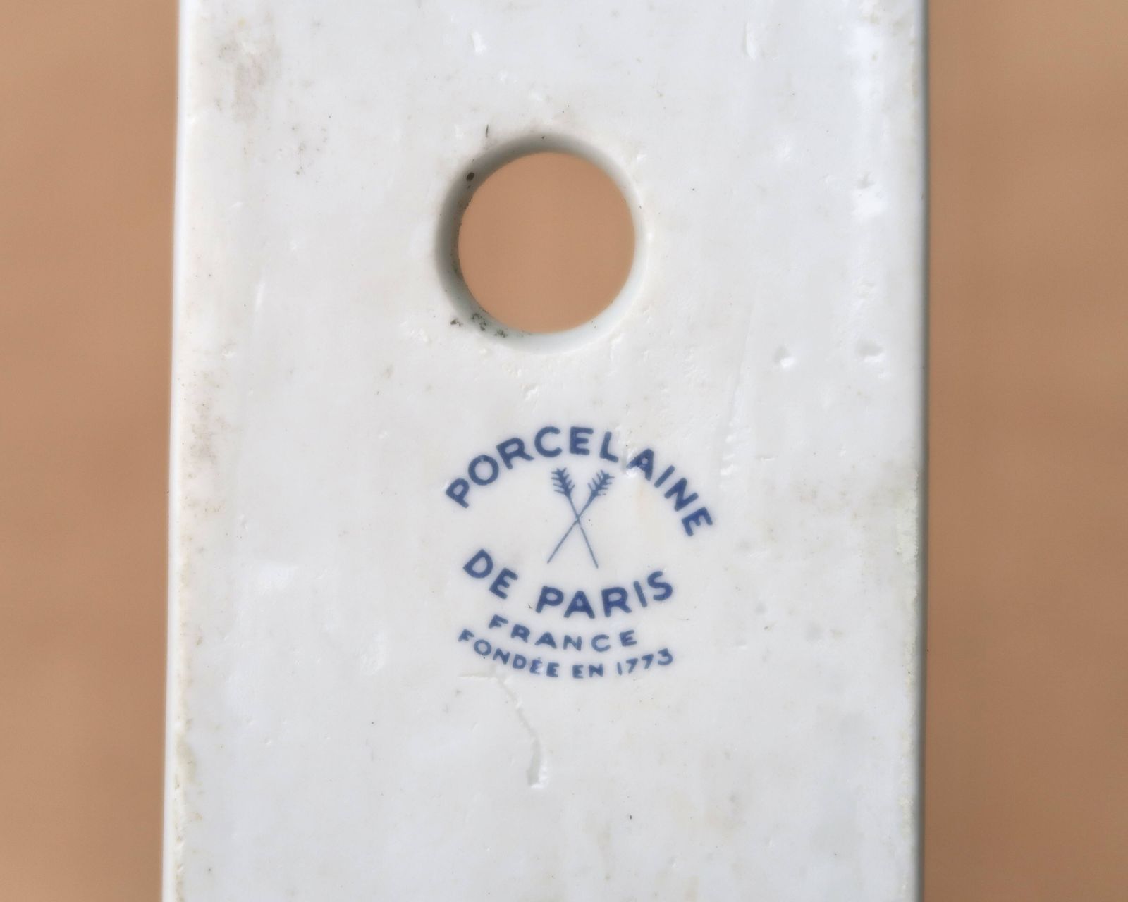 Poignée de porte et cache en porcelaine de Paris, décor floral à la rose, années 1960. photo for sale