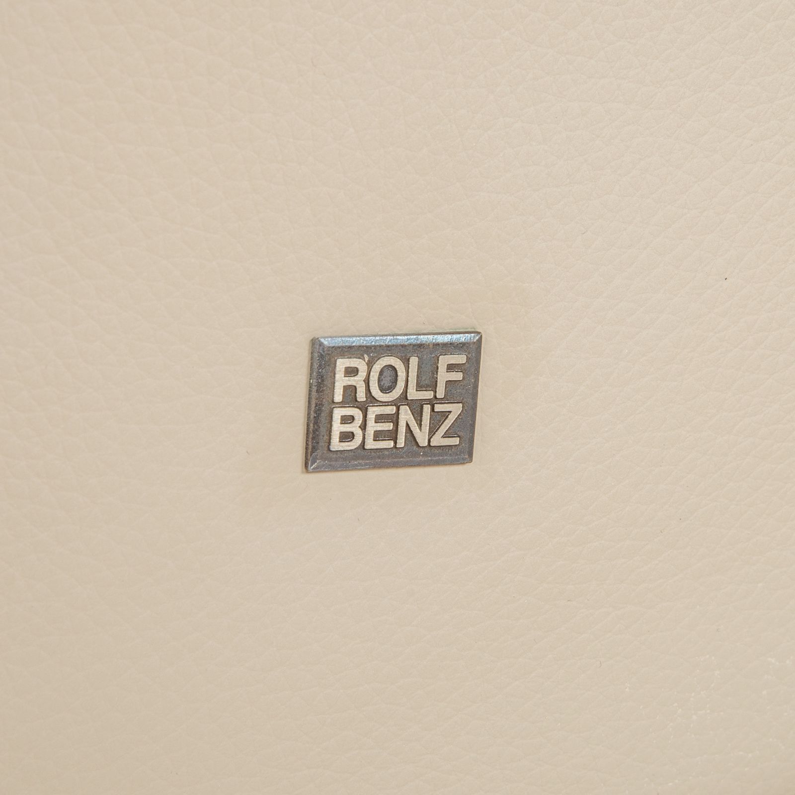 photo furniture Lot de 2 fauteuils Rolf Benz 322 en cuir blanc crème