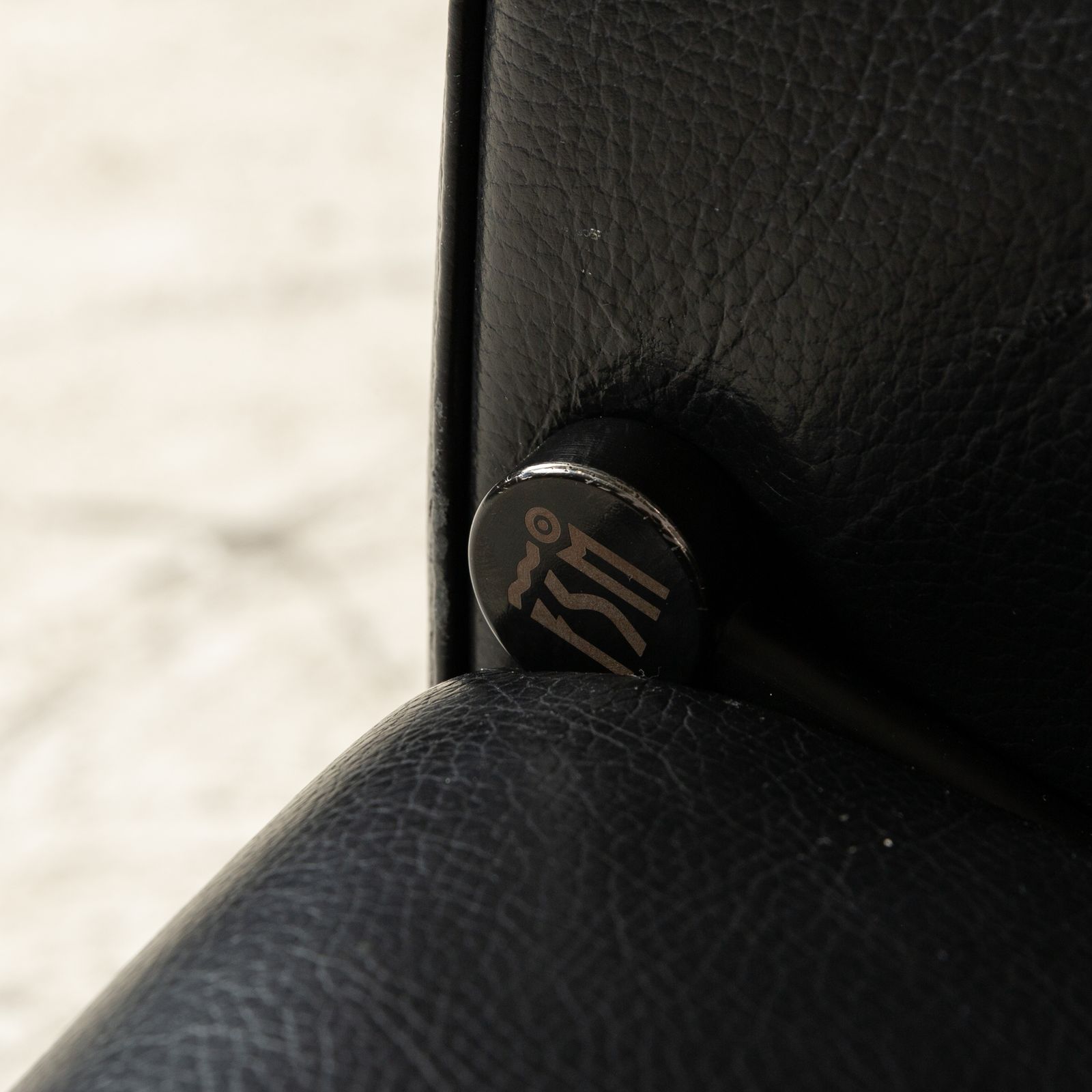photo furniture Ensemble de fauteuils FSM Sesame en cuir noir, fonction relaxation manuelle