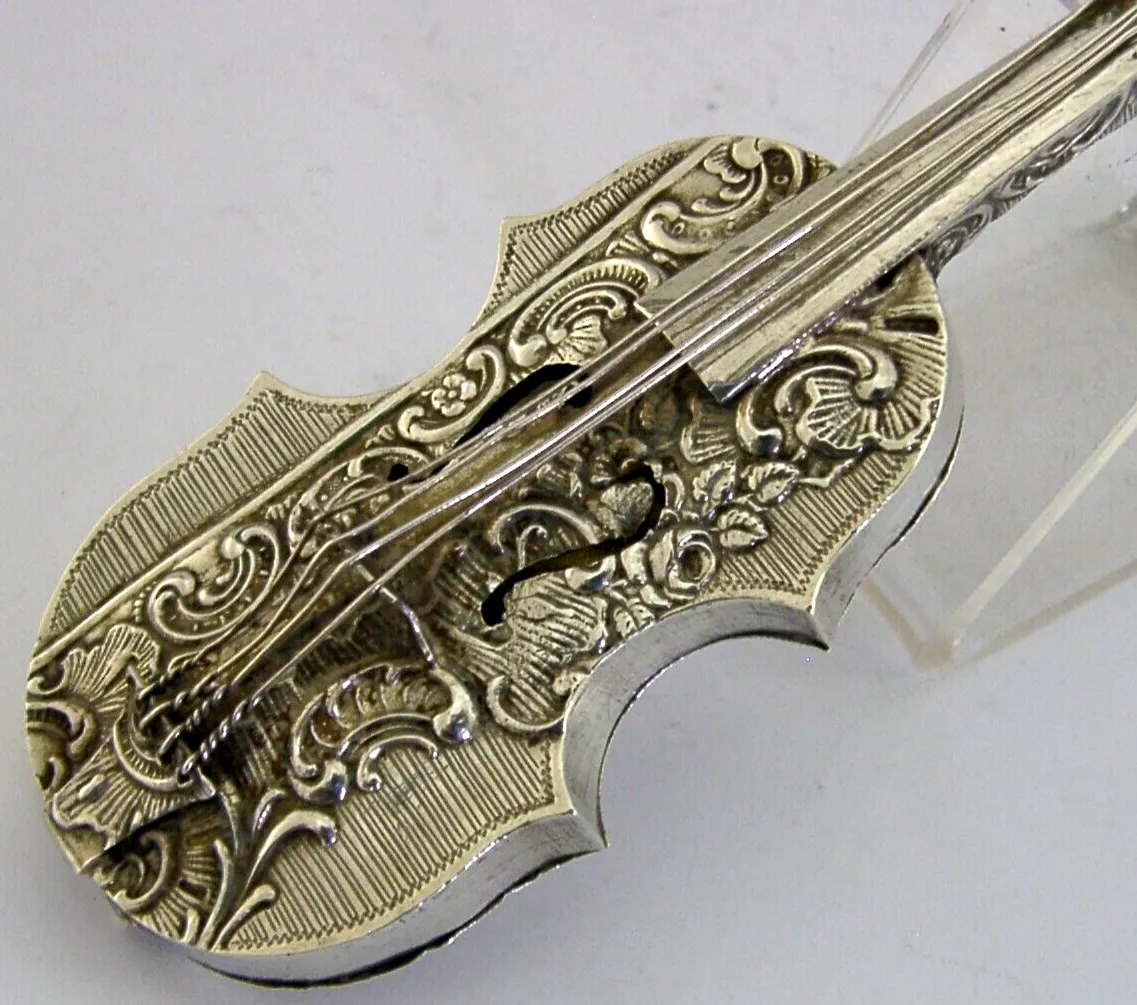 Massief zilveren potpourridoos in de vorm van een cello, 12 cm, jaren 1890, antiek bureauobject, zeldzame curiositeit photo Woonaccessoires