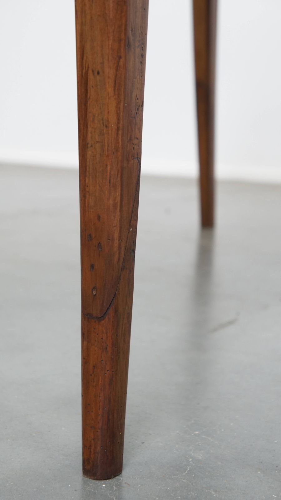 photo vintage Functional And Beautiful Antique English Extendable Dining Table Made Of Elm And Cherry Wood