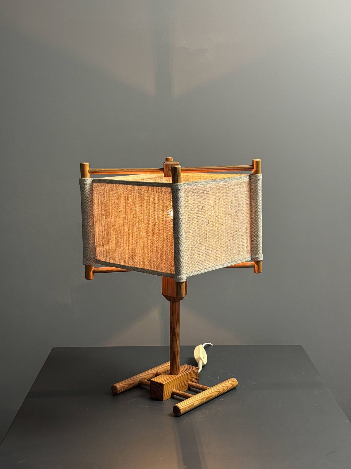 photo buy Lampe de table scandinave mid-century en pin, abat-jour carré en tissu, années 1970