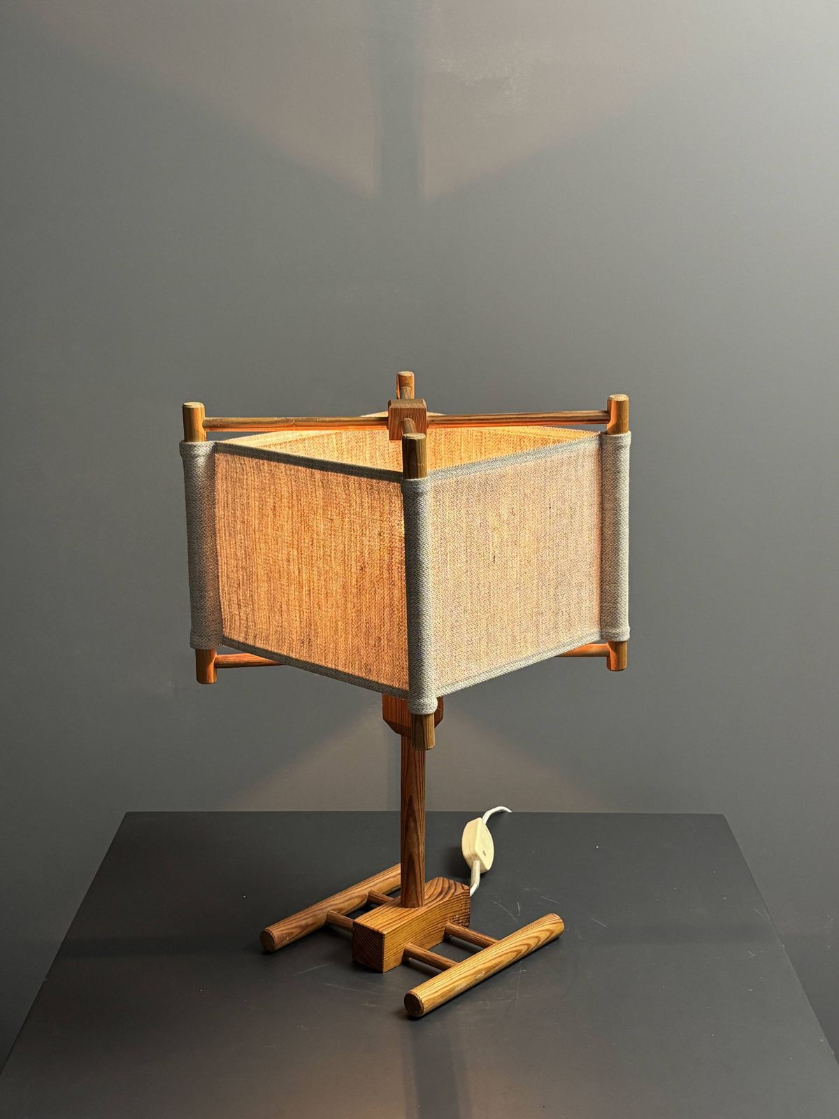 photo vintage Lampe de table scandinave mid-century en pin, abat-jour carré en tissu, années 1970