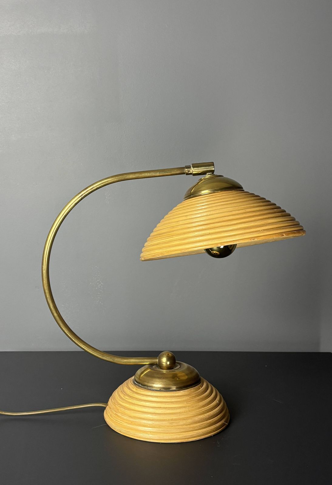 Lampe de table mid-century en rotin jonc de crayon et laiton, Italie, années 1970 photo furniture