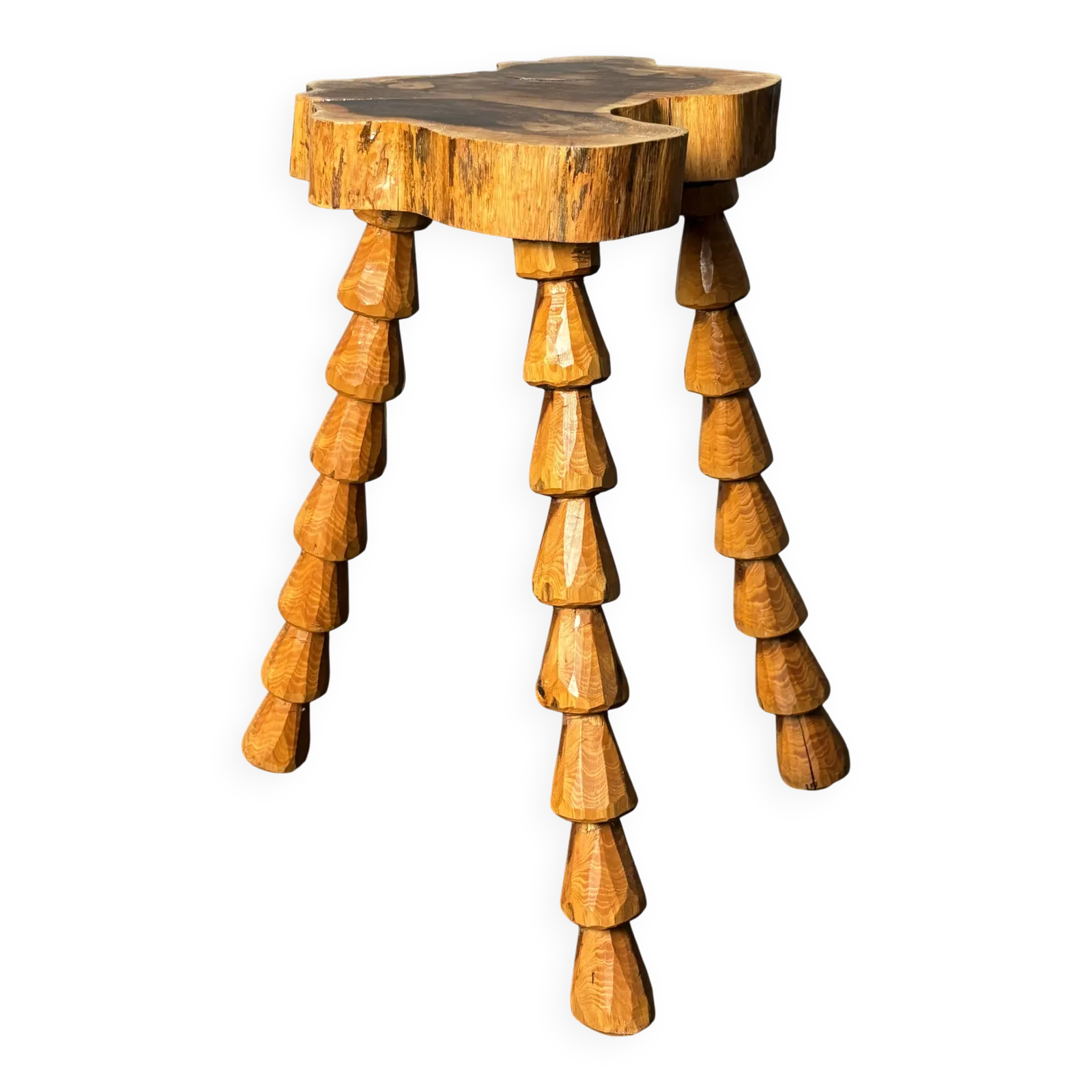 Tabouret tripode mid-century brutaliste artisanal en bois tourné, vers 1960