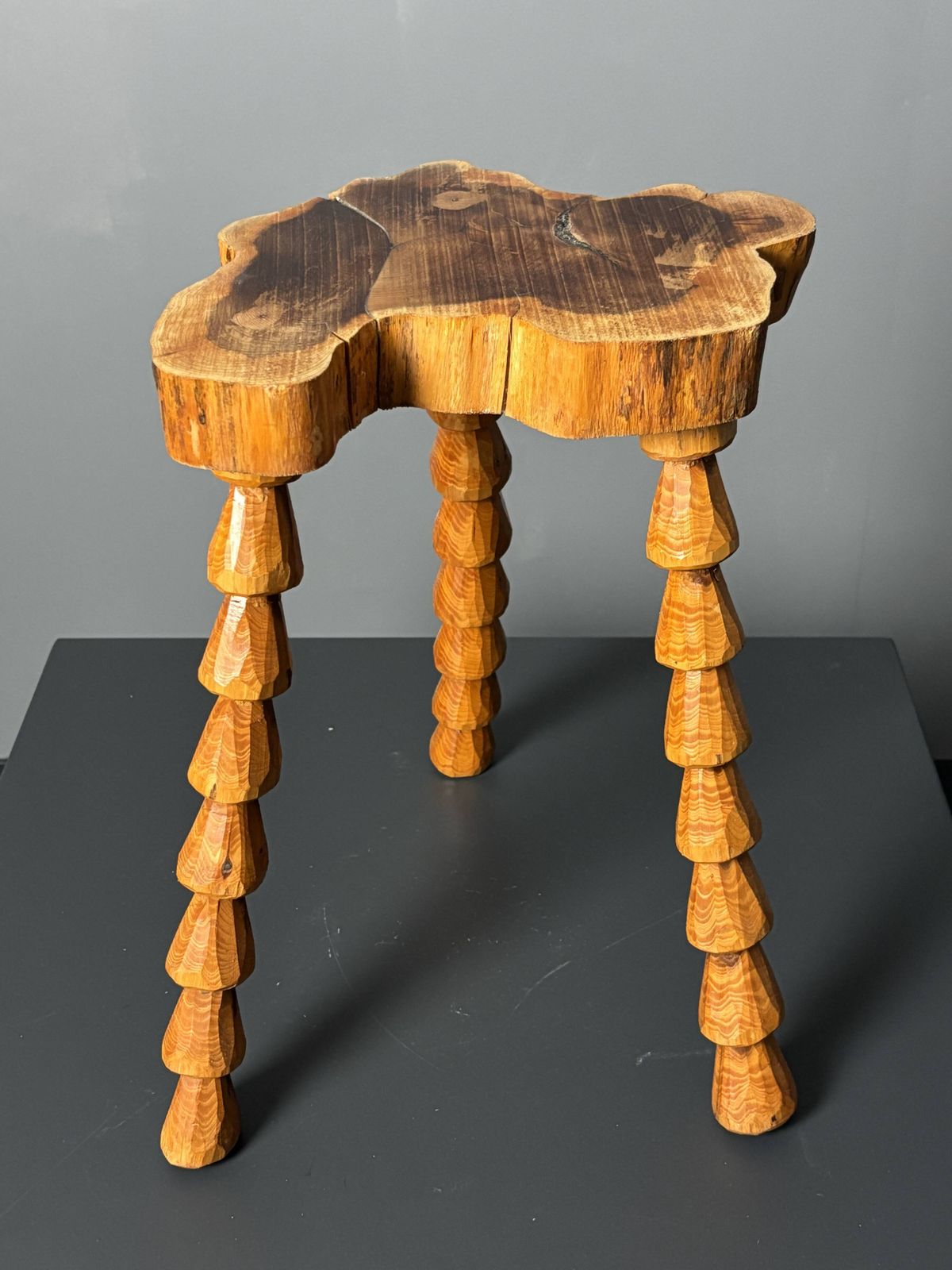 Tabouret tripode mid-century brutaliste artisanal en bois tourné, vers 1960 photo buy
