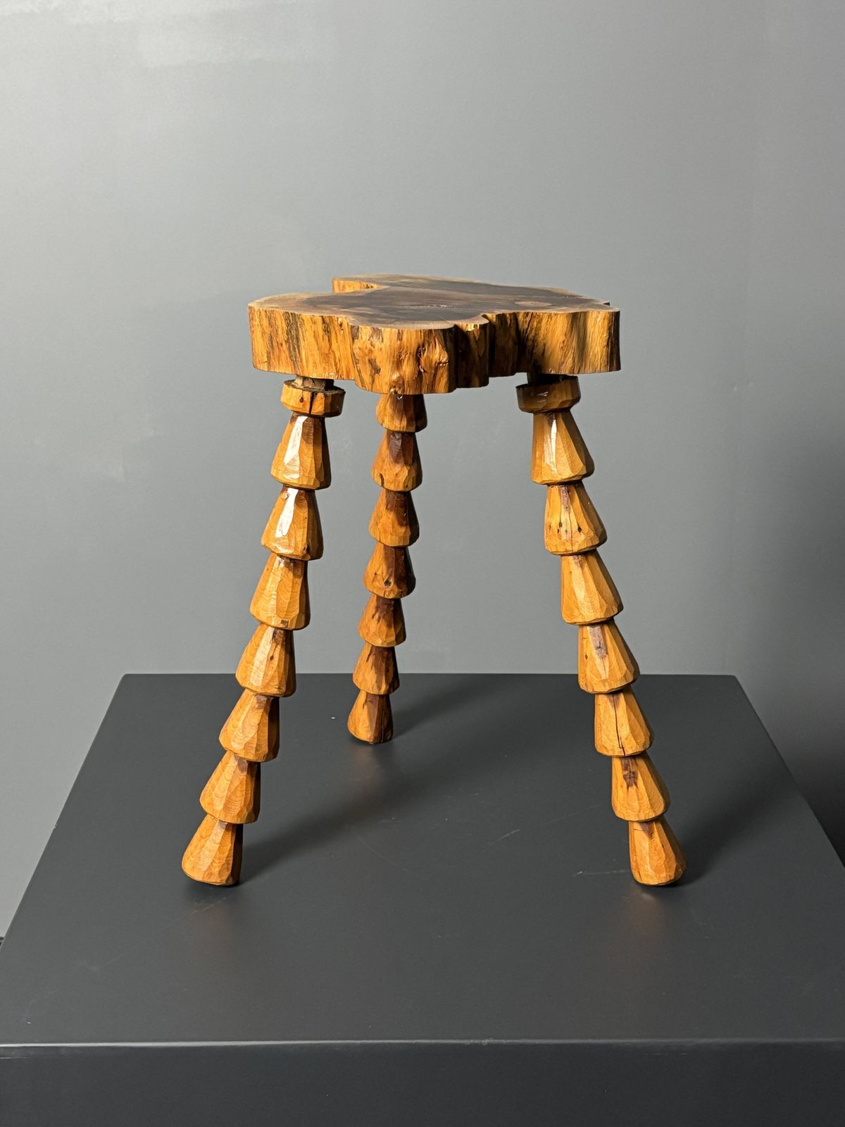 505.0 Tabouret tripode mid-century brutaliste artisanal en bois tourné, vers 1960 photo