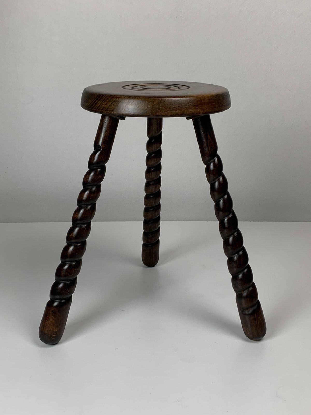 Paire de tabourets à pieds tournés en bois, style brutaliste mid-century, vers 1950 photo vinterior