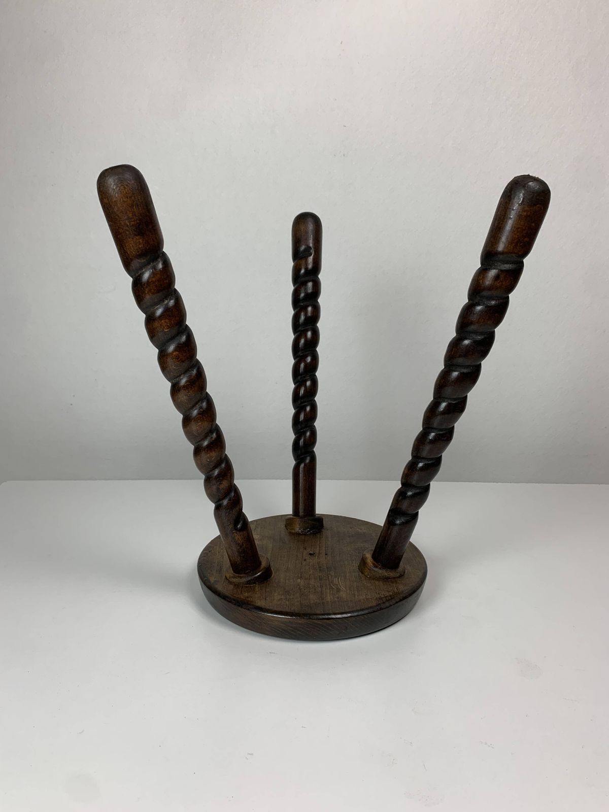 photo for sale Paire de tabourets à pieds tournés en bois, style brutaliste mid-century, vers 1950