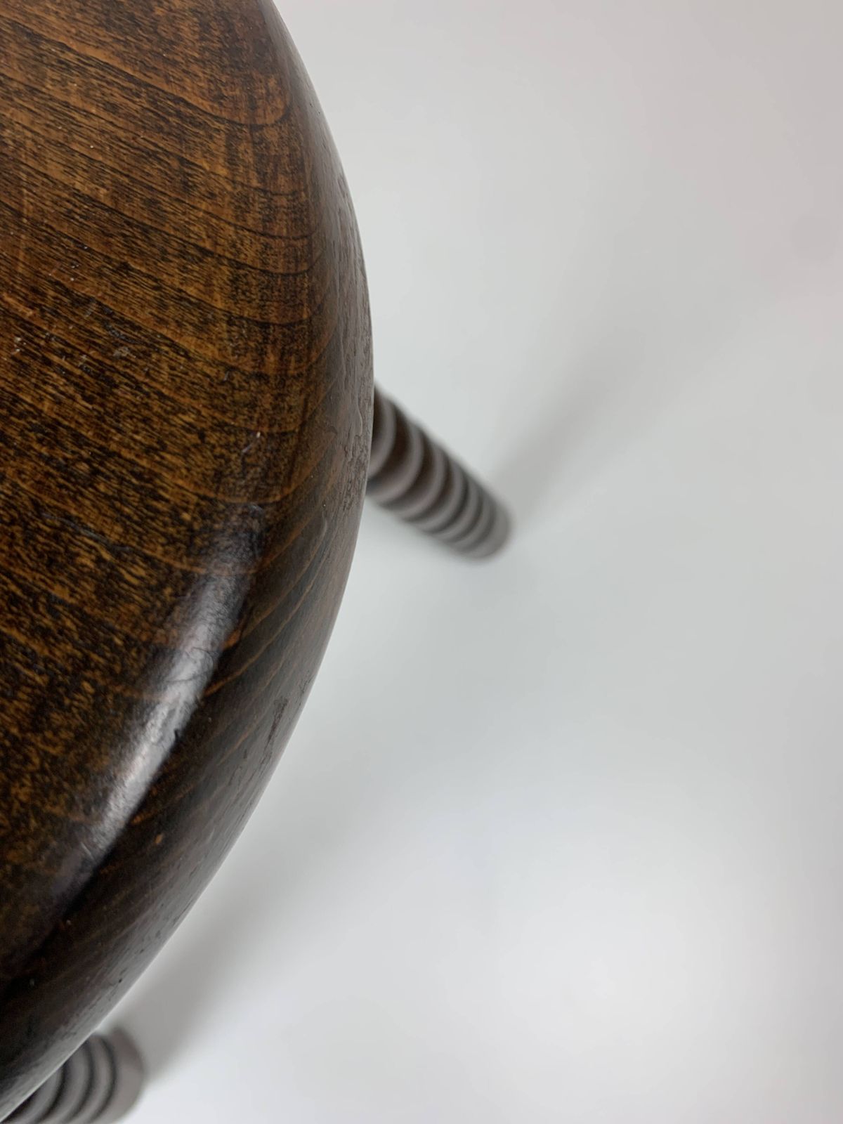 Mobilier Paire de tabourets à pieds tournés en bois, style brutaliste mid-century, vers 1950 photo
