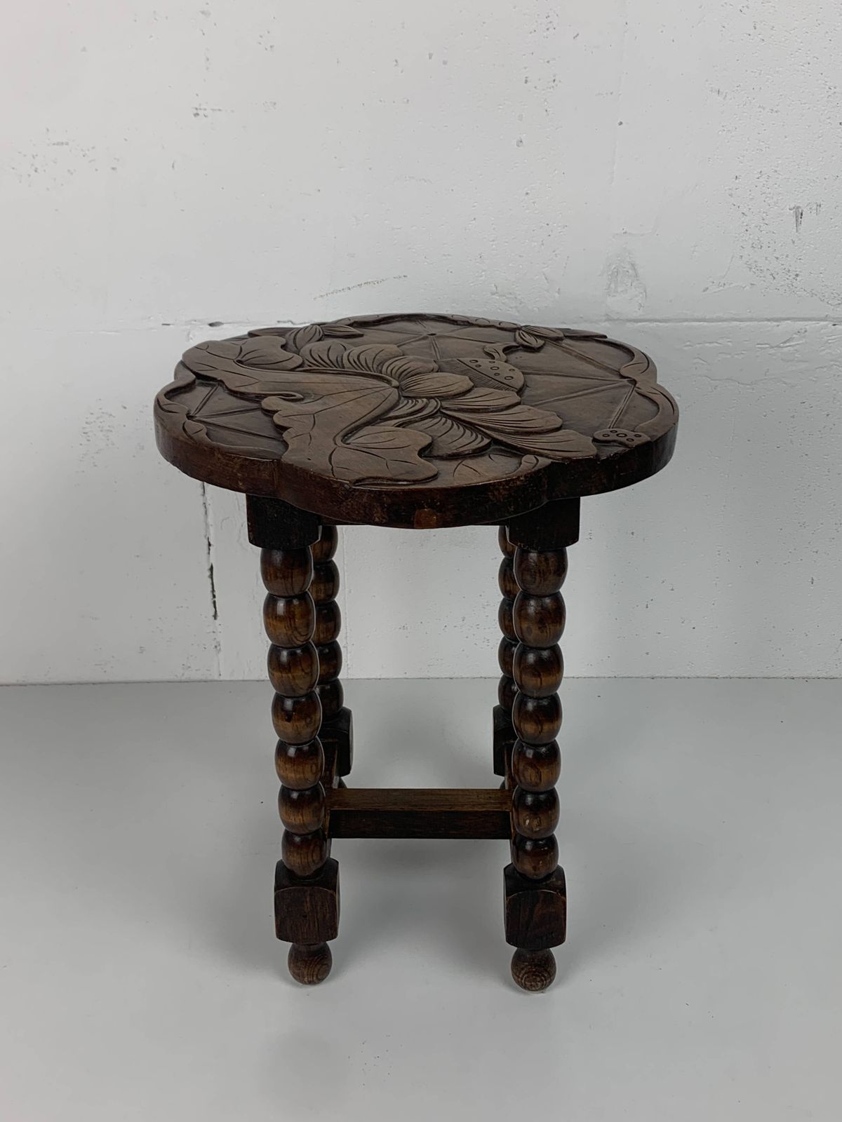 Table d'appoint mid-century en chêne sculpté, pieds tournés, motif lotus, années 1950 photo 420.0