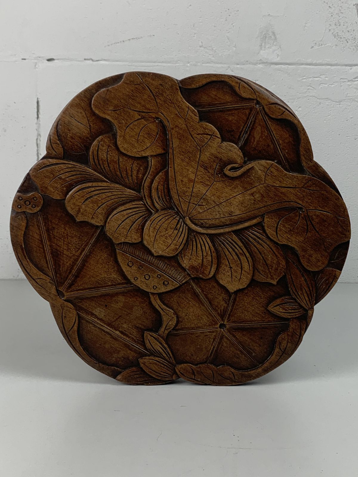 photo for sale Table d'appoint mid-century en chêne sculpté, pieds tournés, motif lotus, années 1950
