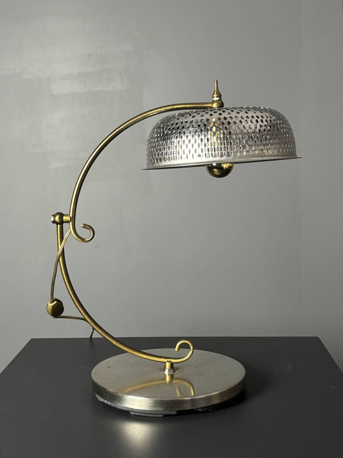 Lampe de table sculptural mid-century à hauteur réglable, abat-jour perforé, années 1960 photo furniture