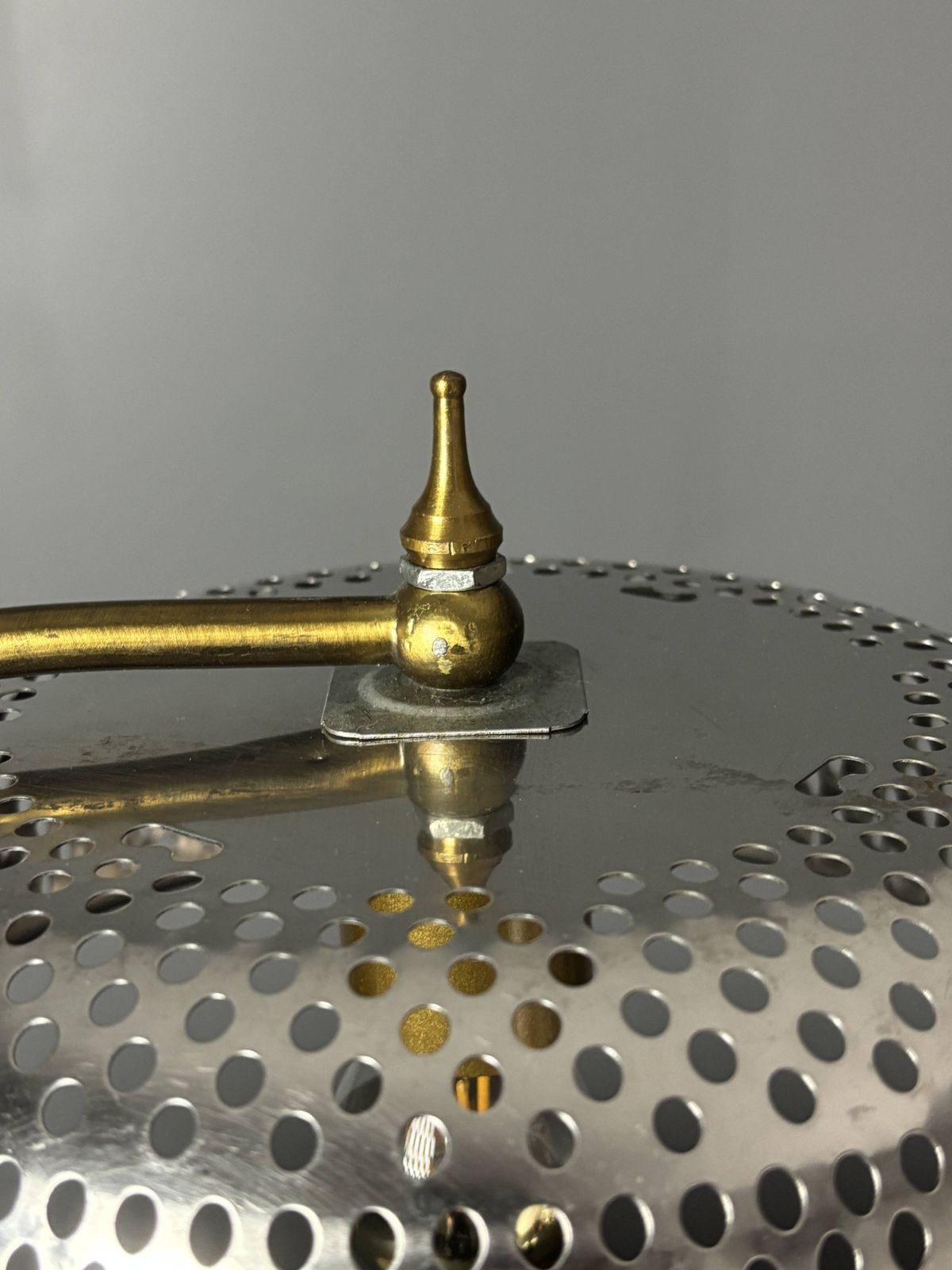 Lampe de table sculptural mid-century à hauteur réglable, abat-jour perforé, années 1960 photo vinterior