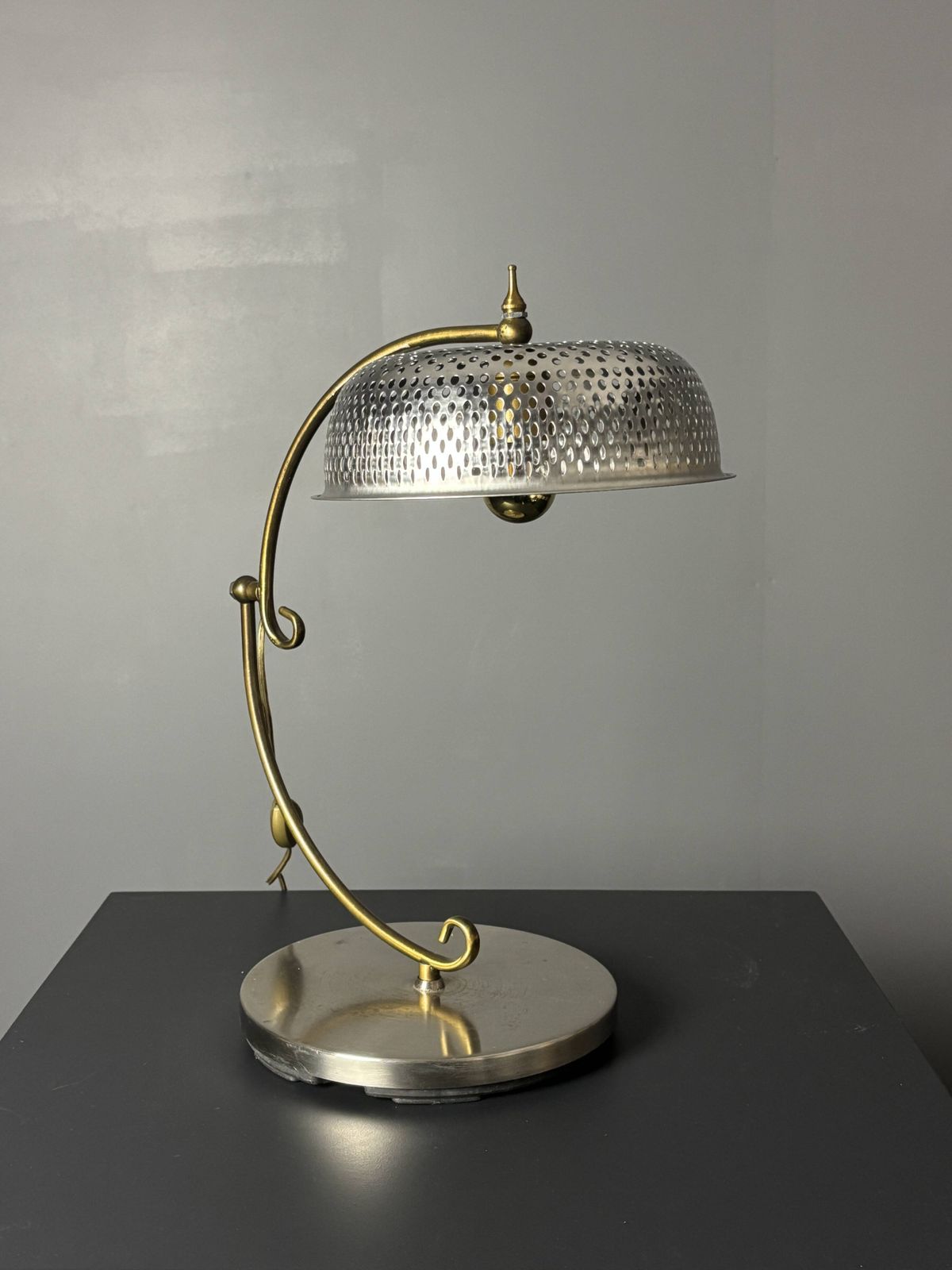 Luminaires Lampe de table sculptural mid-century à hauteur réglable, abat-jour perforé, années 1960 photo