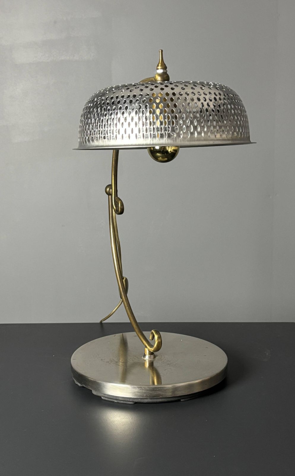 photo vinterior Lampe de table sculptural mid-century à hauteur réglable, abat-jour perforé, années 1960