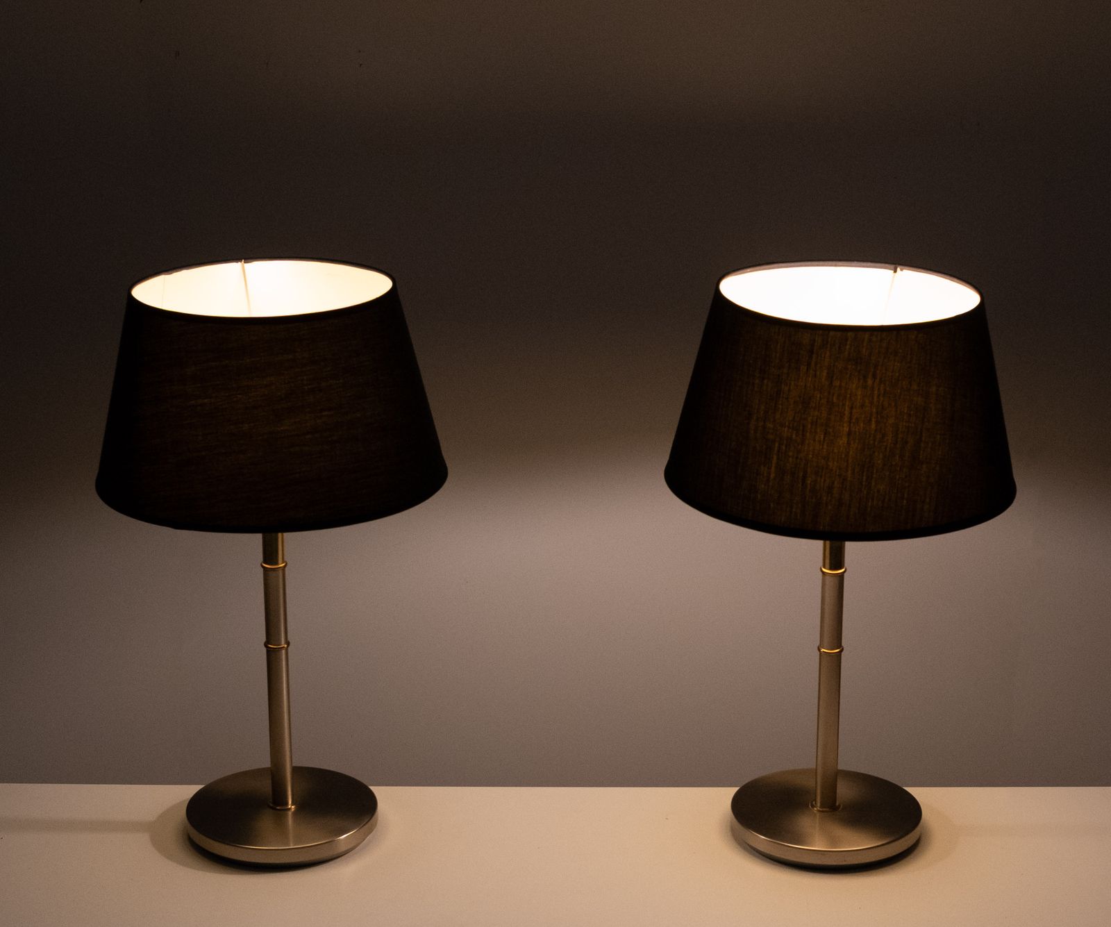 Tweekleurige tafellampen, messing en aluminium, jaren 1980, Duitsland photo Verlichting