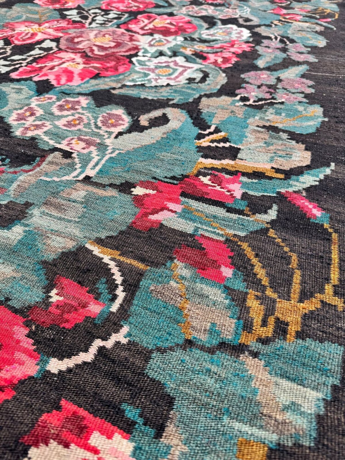 photo furniture Vintage Bessarabian Kilim 2,21m X 1,30m
