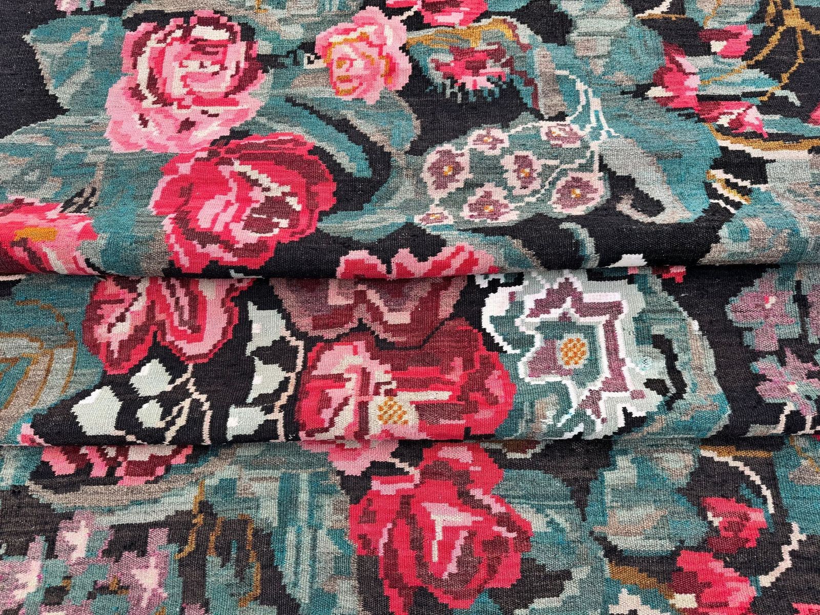 photo vintage Vintage Bessarabian Kilim 2,21m X 1,30m