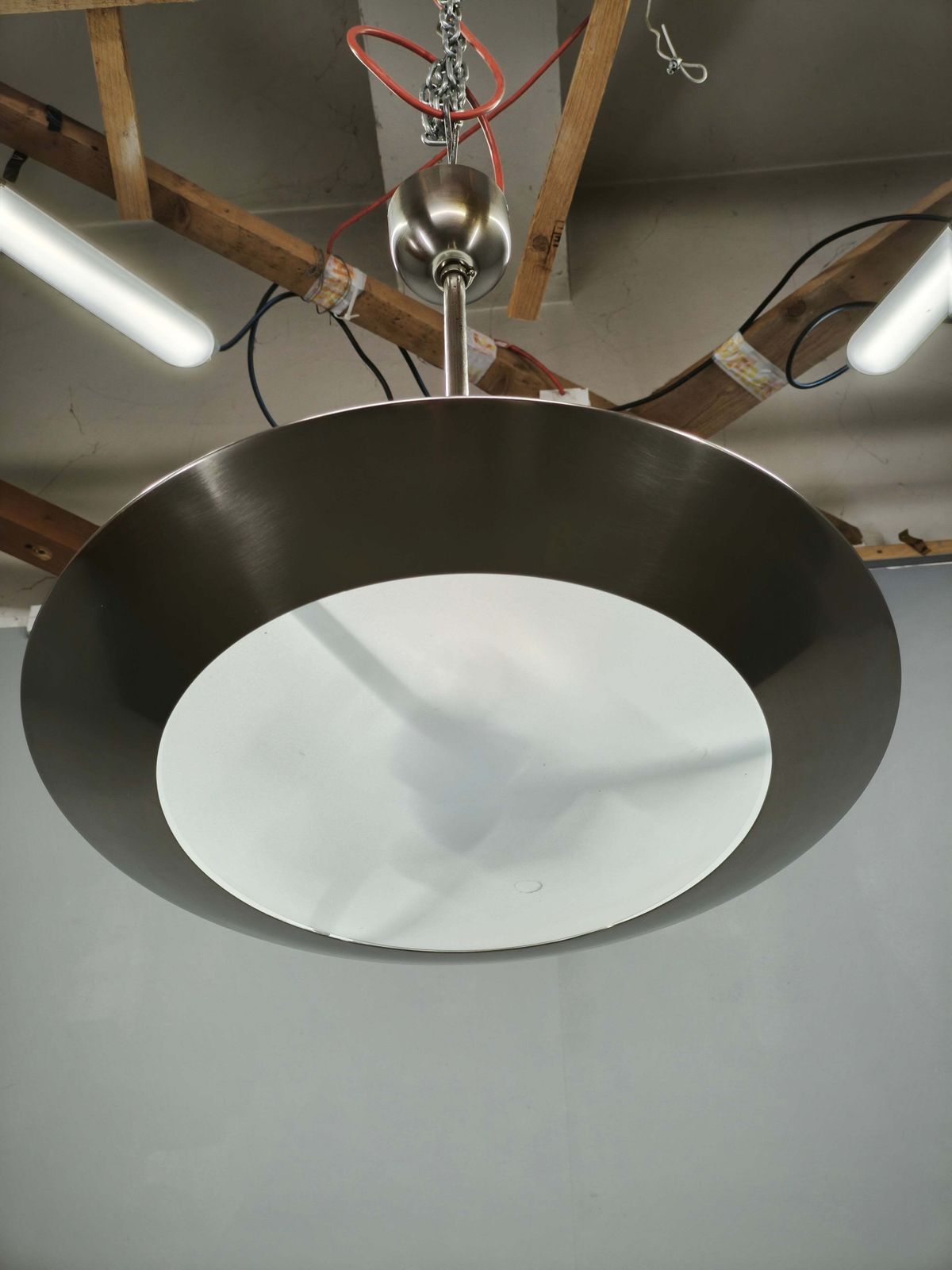 photo furniture Bauhaus chromen en glazen hanglamp uit de jaren 1930, afkomstig uit Tsjecho-Slowakije