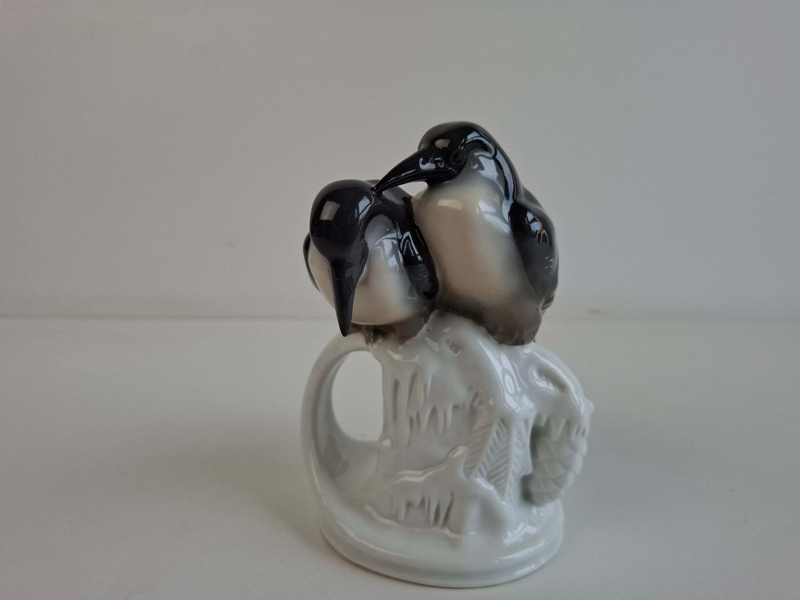 Figurine Art Déco en porcelaine tchèque représentant un pingouin, par Pfeiffer & Löwenstein, vers 1930 photo vintage