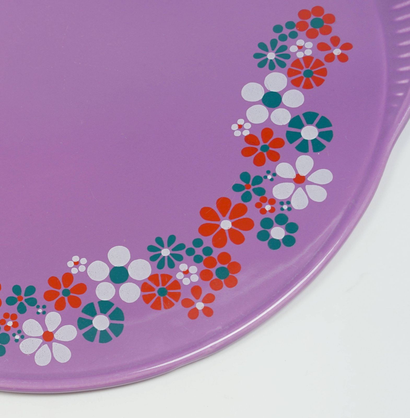 Plat à gâteau Staffel Keramik, glaçure violette à décor floral, années 1970 photo furniture